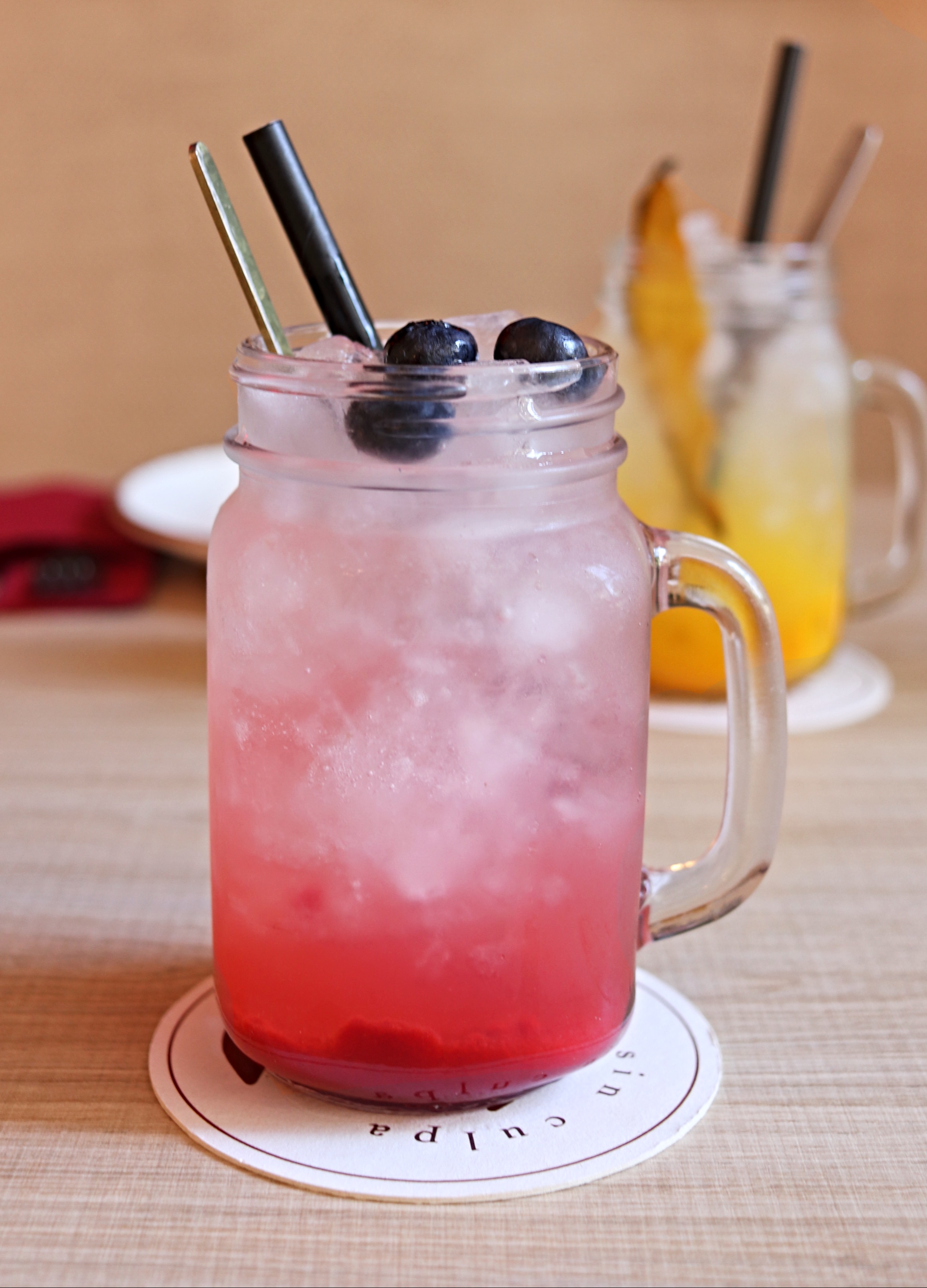 粉红柠檬水：草莓、覆盆子和柠檬汁