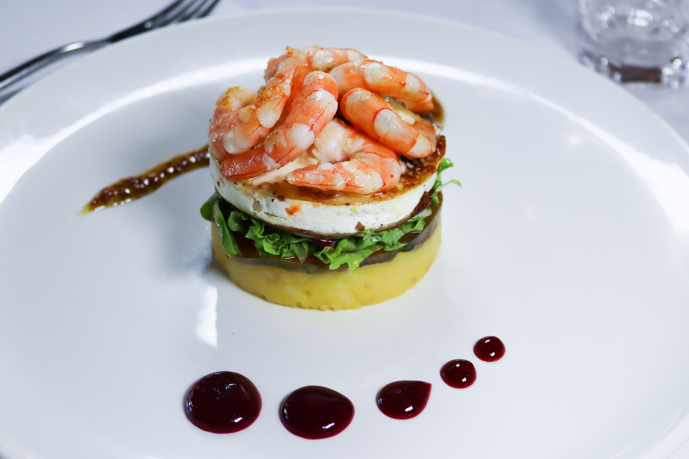 Ensalada templada de langostinos y queso de cabra 