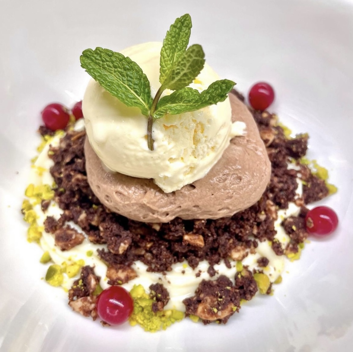 Migas de chocolate con crema de chocolate blanco yogurt y pistachos 