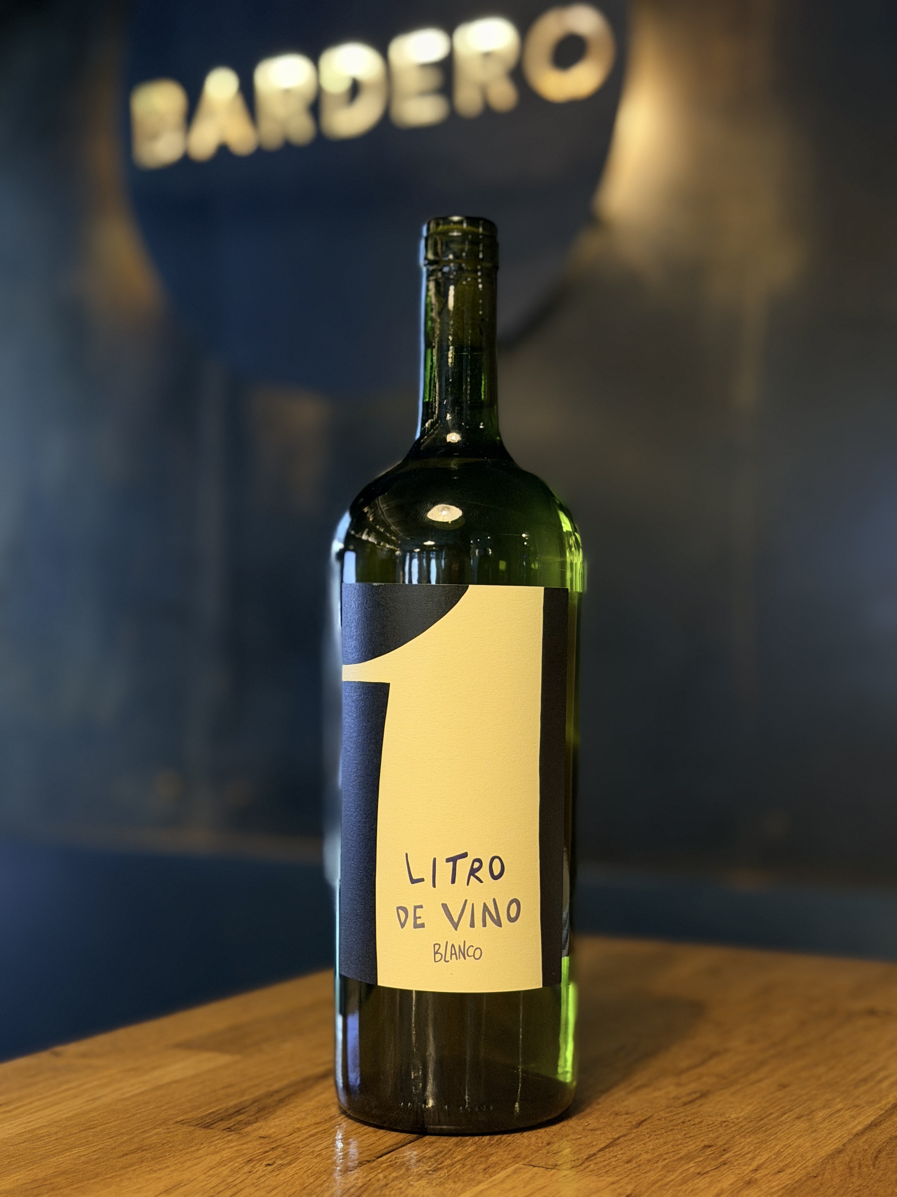 " 1 Litro de vino blanco" (2025)