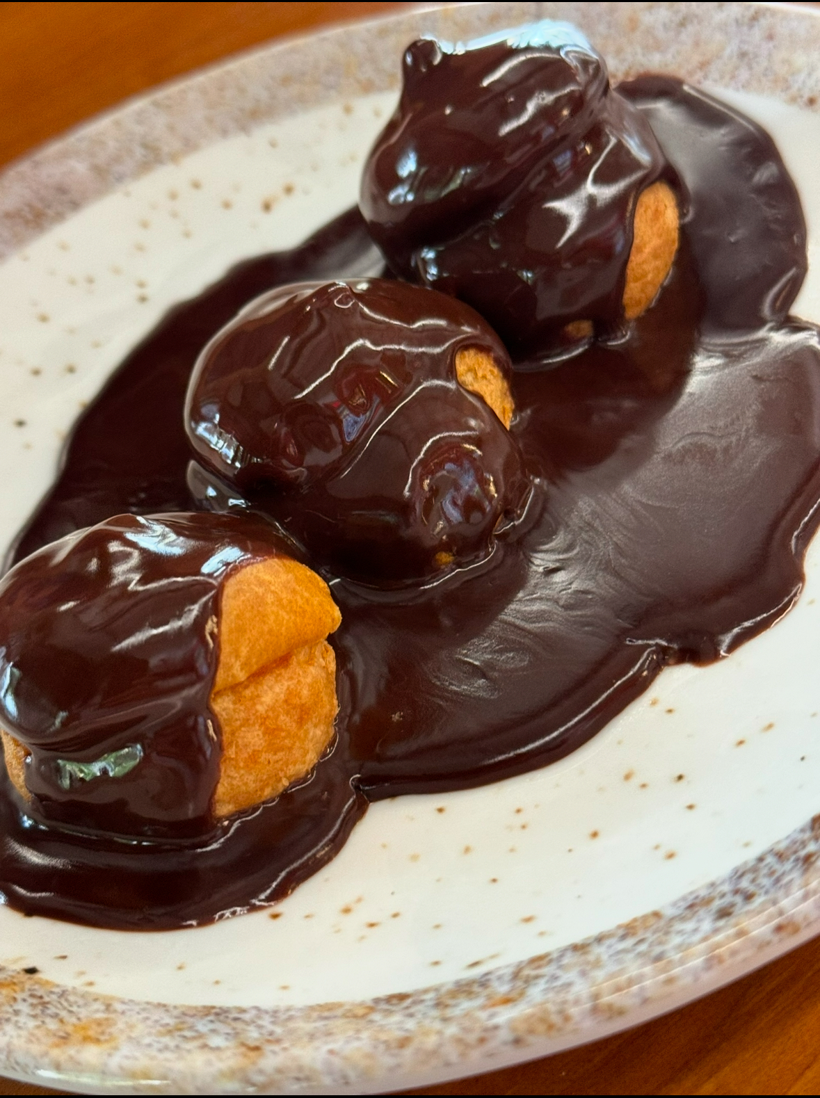 Profiteroles con chocolate caliente