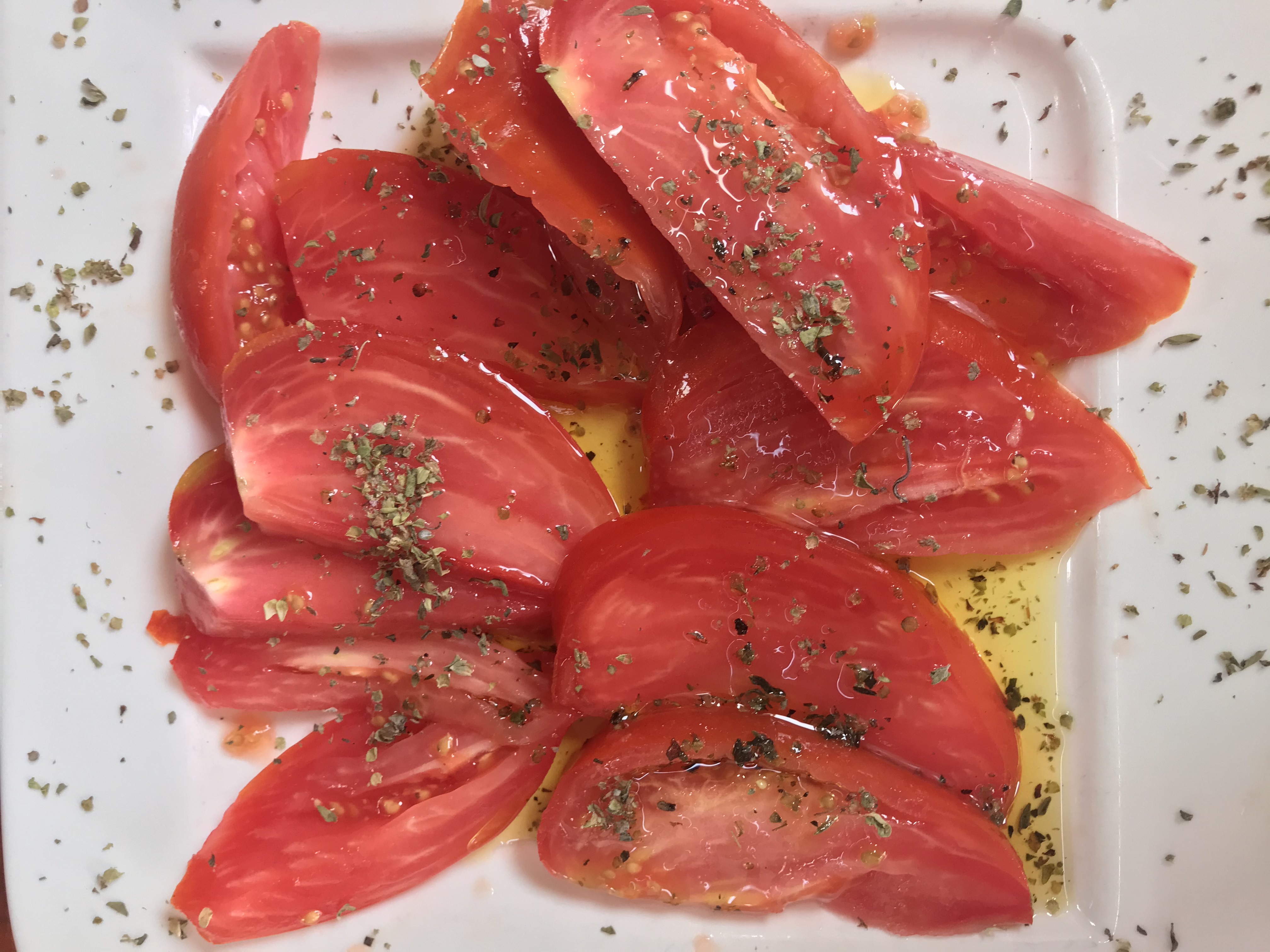 Pomodoro Raf con acciughe e condimento mediterraneo