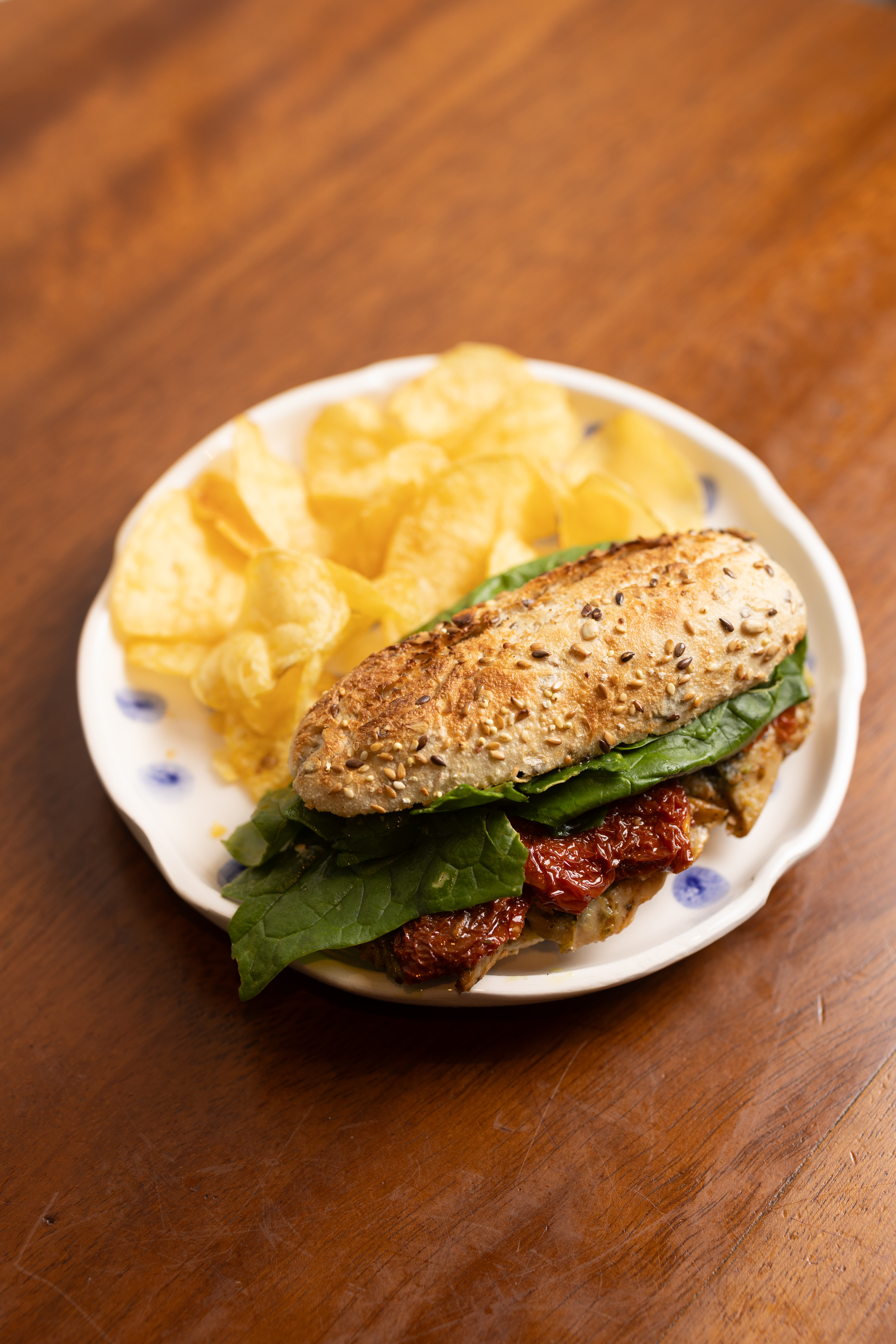 Хлеб с семечками + курица с плющом + вяленые помидоры + соус песто + шпинат