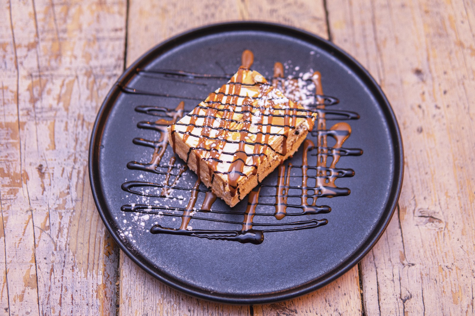 Caramel biscuit torte with mascarpone and chocolate