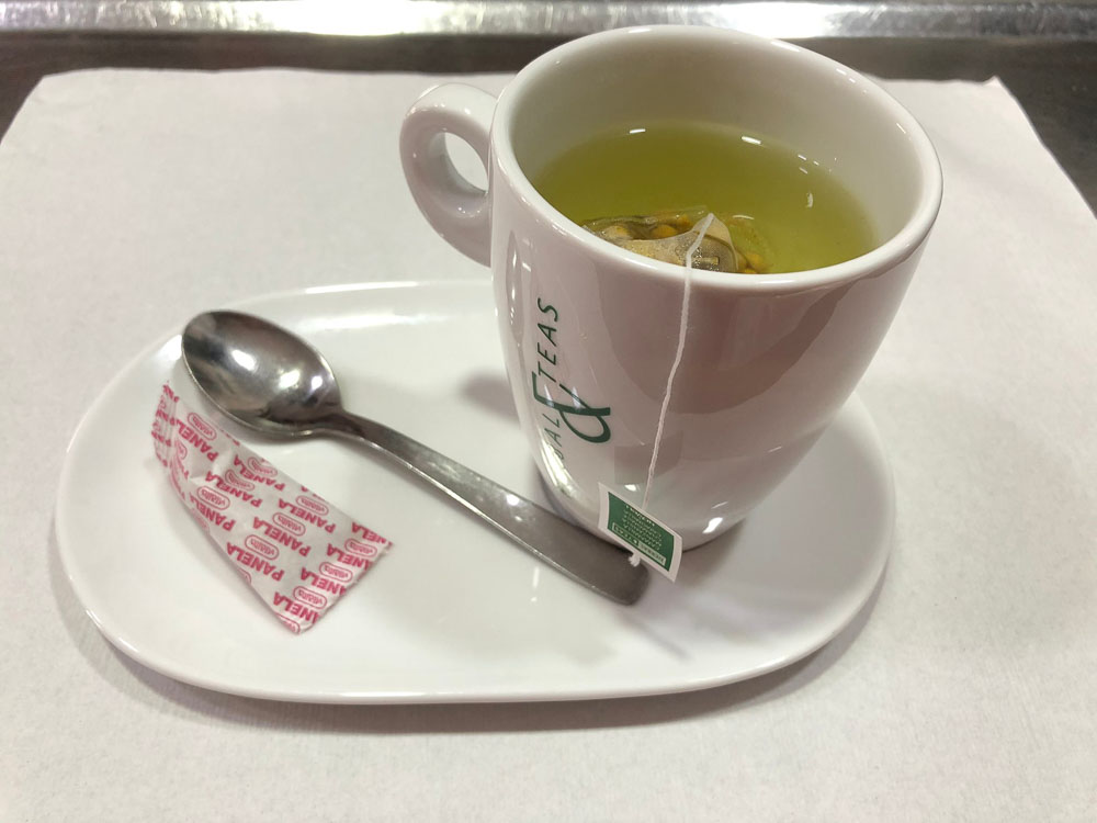 Auswahl an Tee und Aufguss (rot, grün, weiß, englisches Frühstück, Kamille, Rooibos ...)