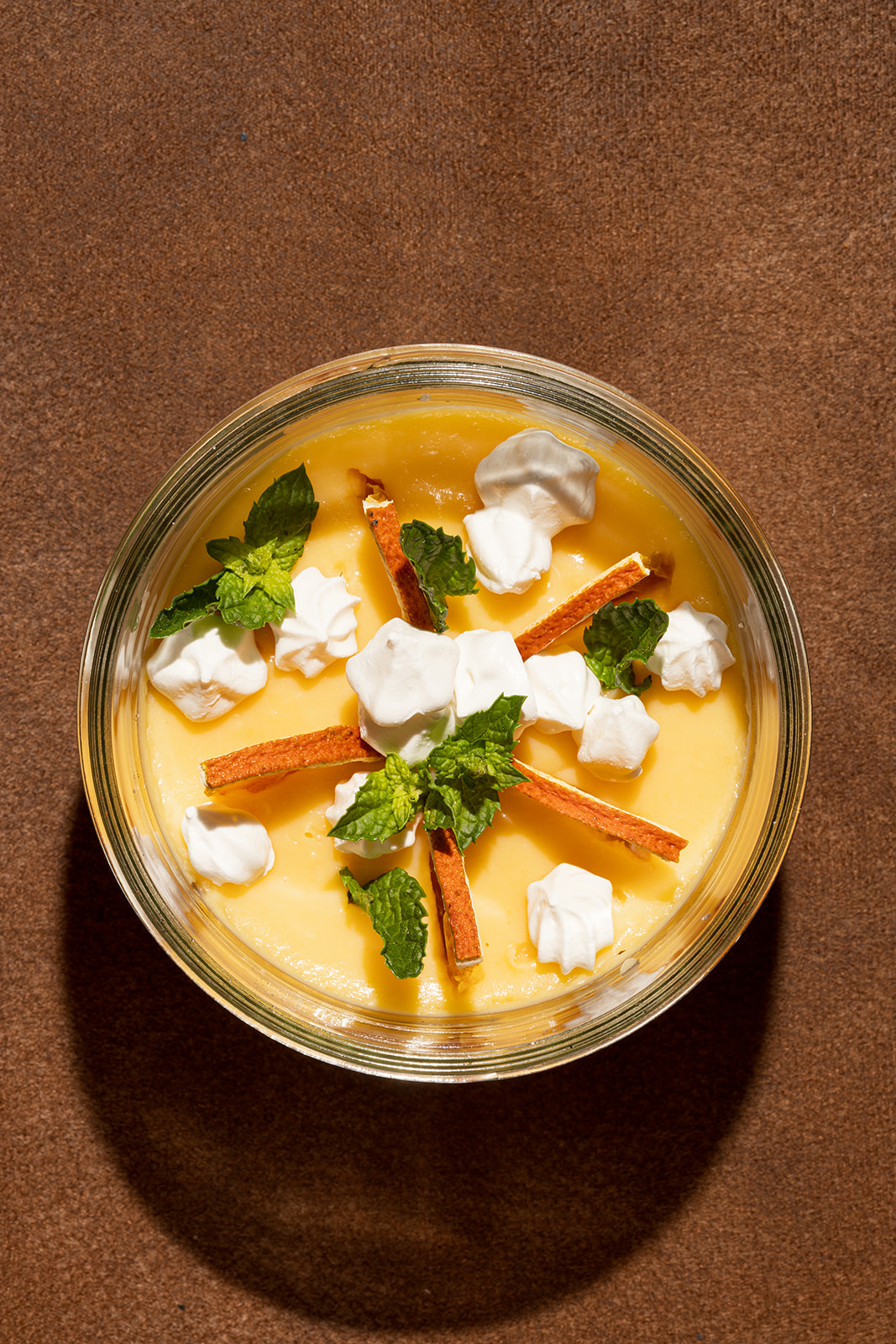 Crema de naranja, bizcocho de almendra y merengue