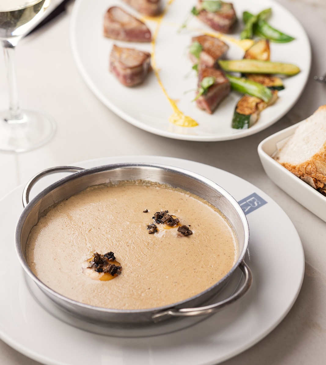 田舎の卵、ヤマドリタケとトリュフのムース添え