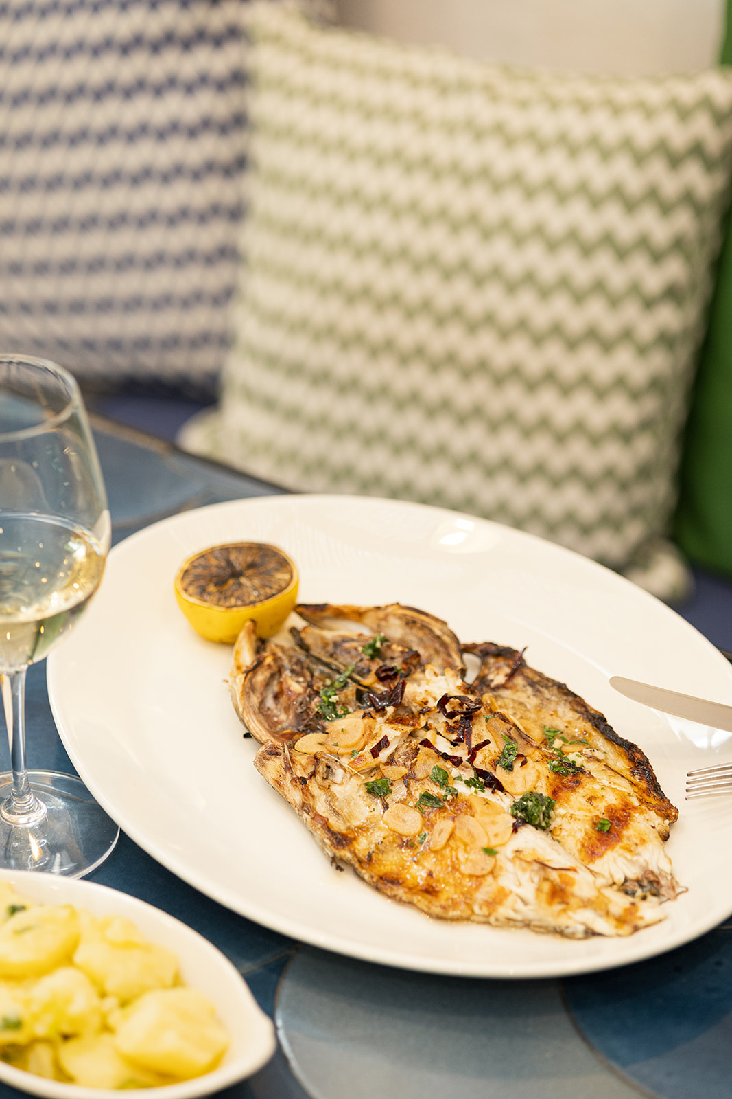 Lubina a la espalda con salsa bilbaína