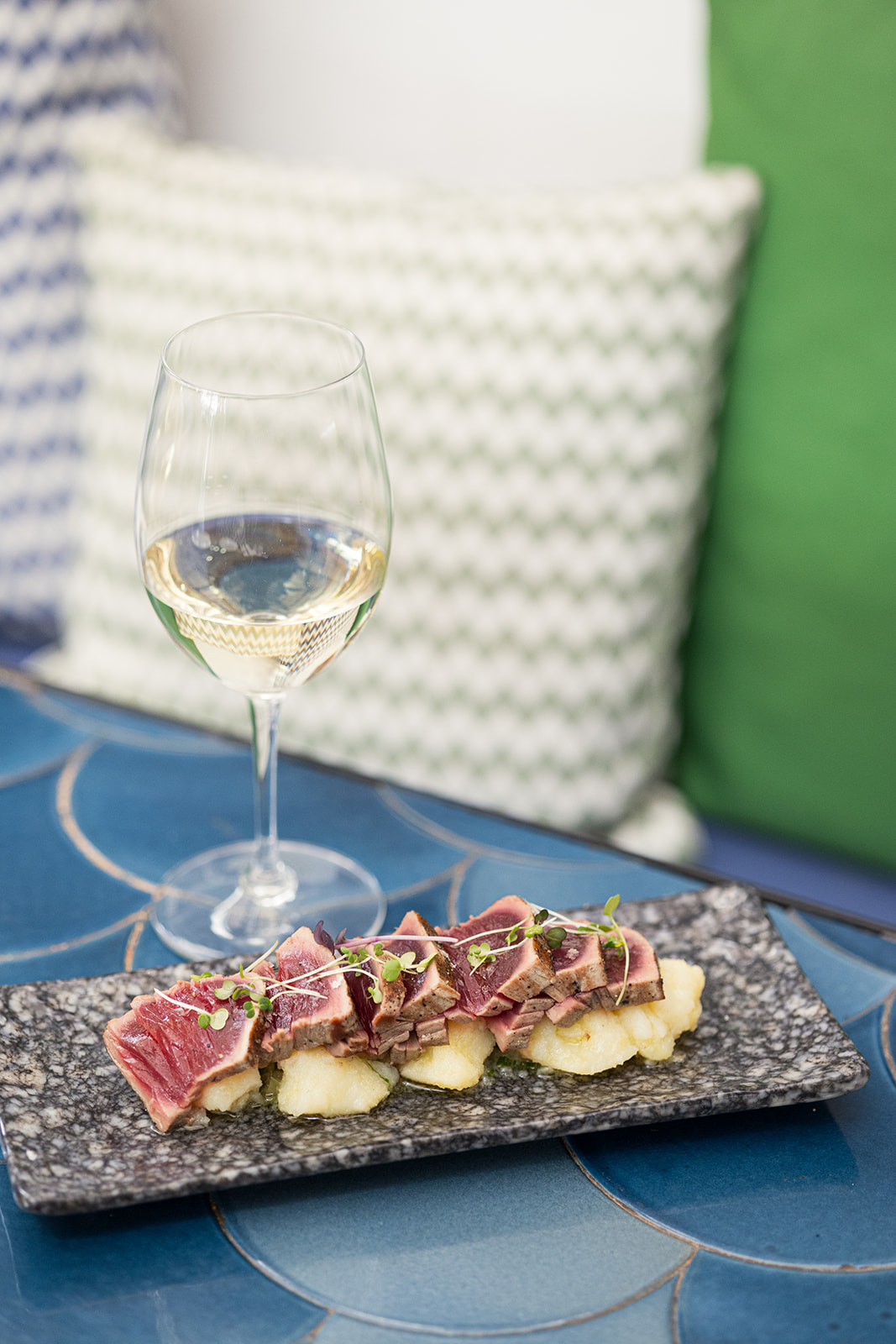 Tataki de atún rojo con papa aliñada