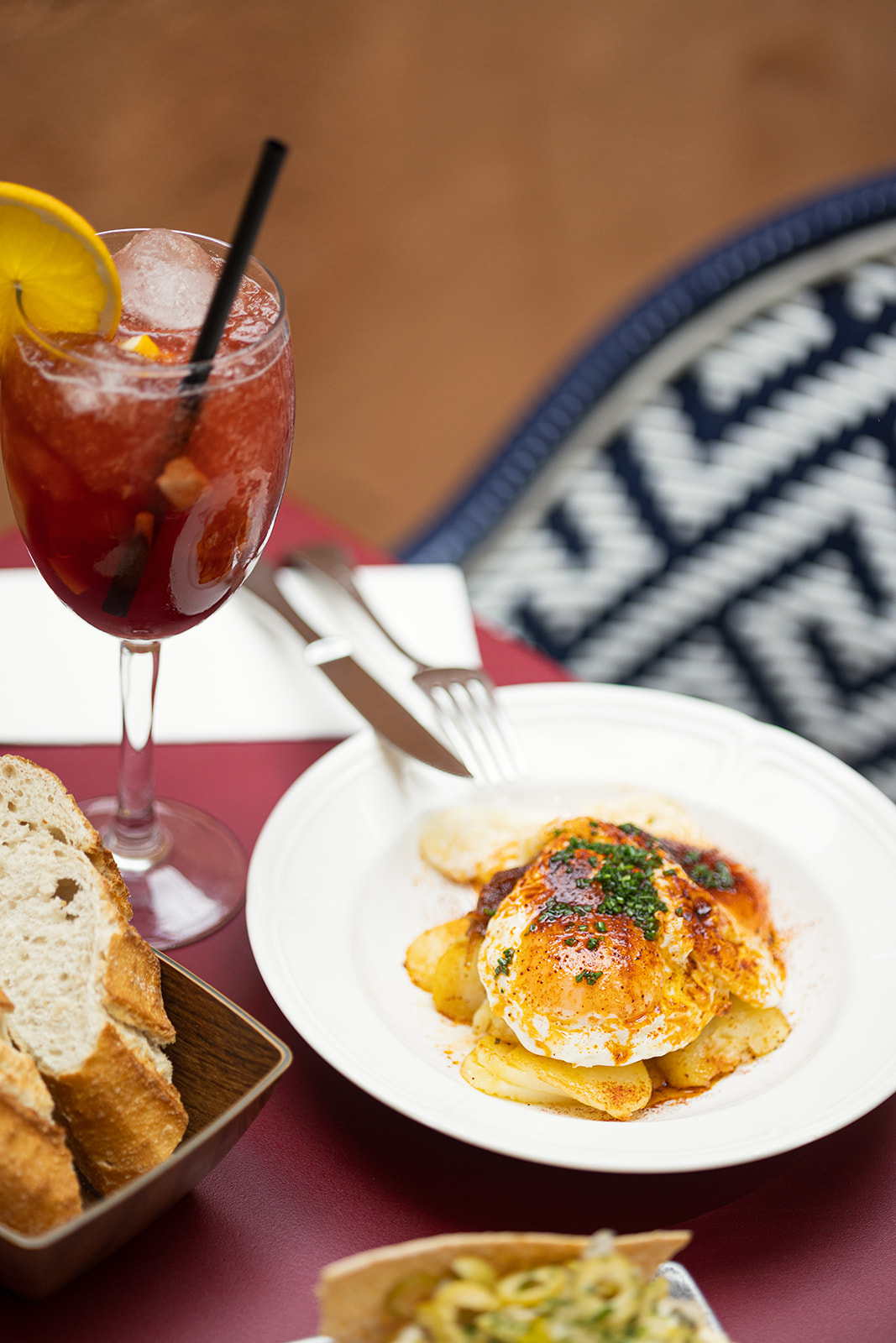 Huevos fritos con patatas, pimentón de la Vera y cebolla caramelizada
