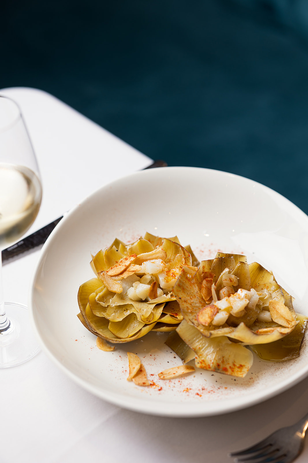 天然ナバラ産アーティチョークをフライドガーリックとタラの削りくずと一緒にソテー