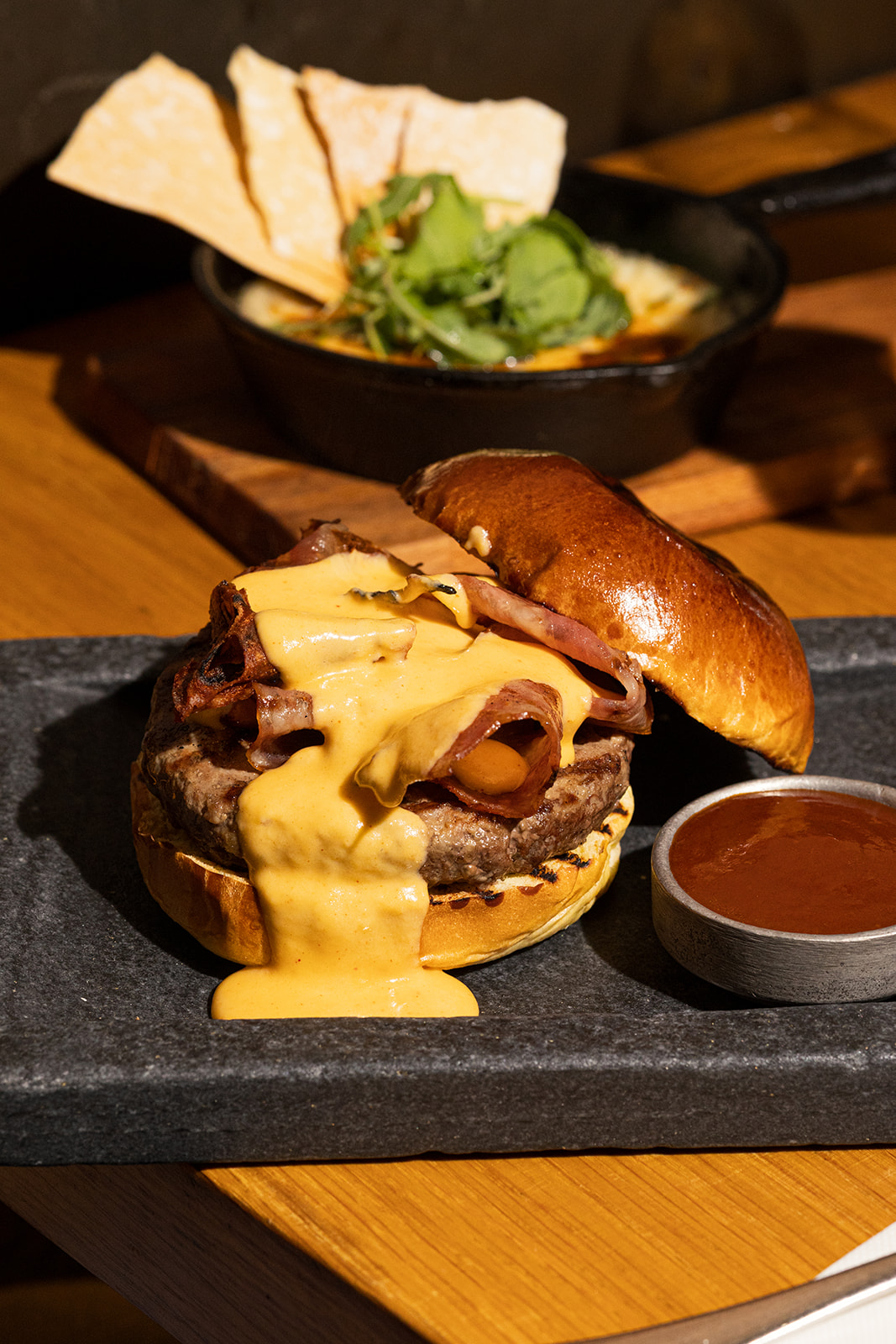 Burger con salsa de cheddar y crispy bacon