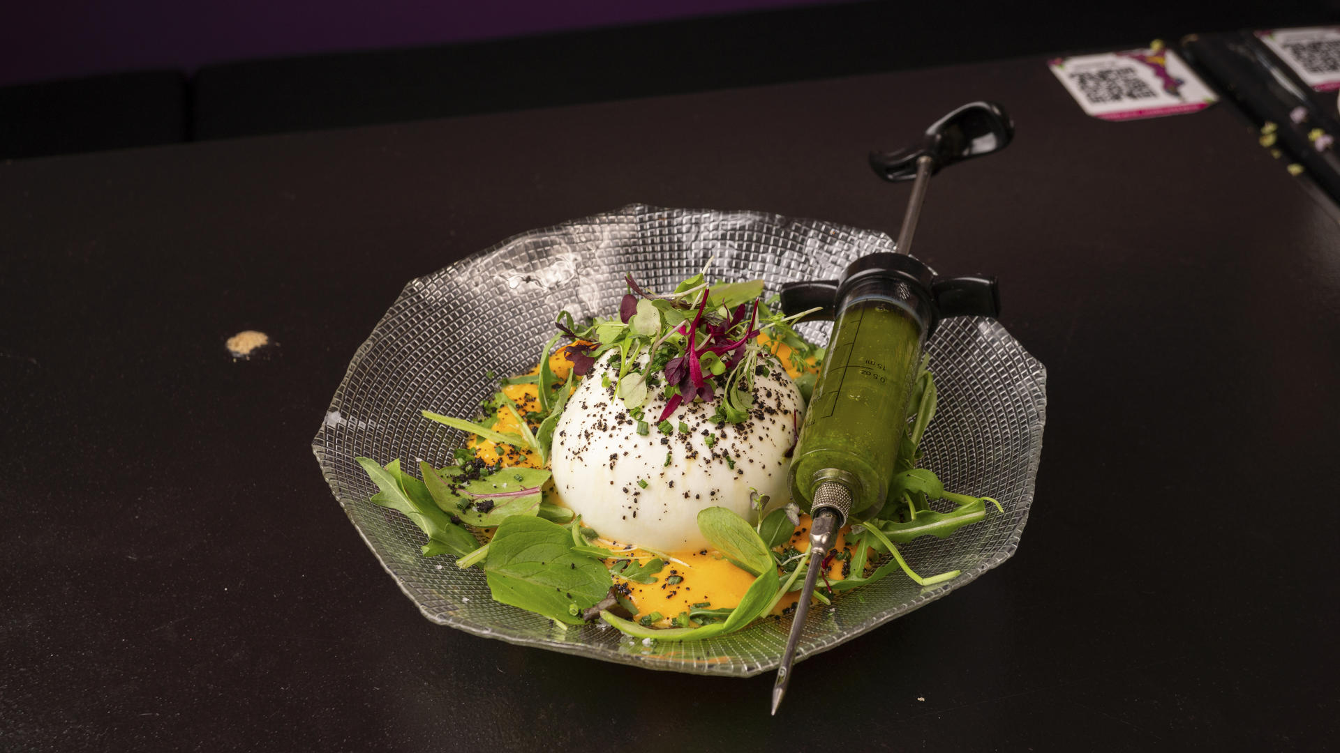 Burrata 配香蒜酱和罗勒