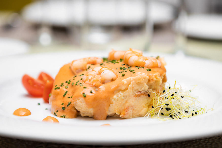 Ensaladilla de gambas y huevo frito