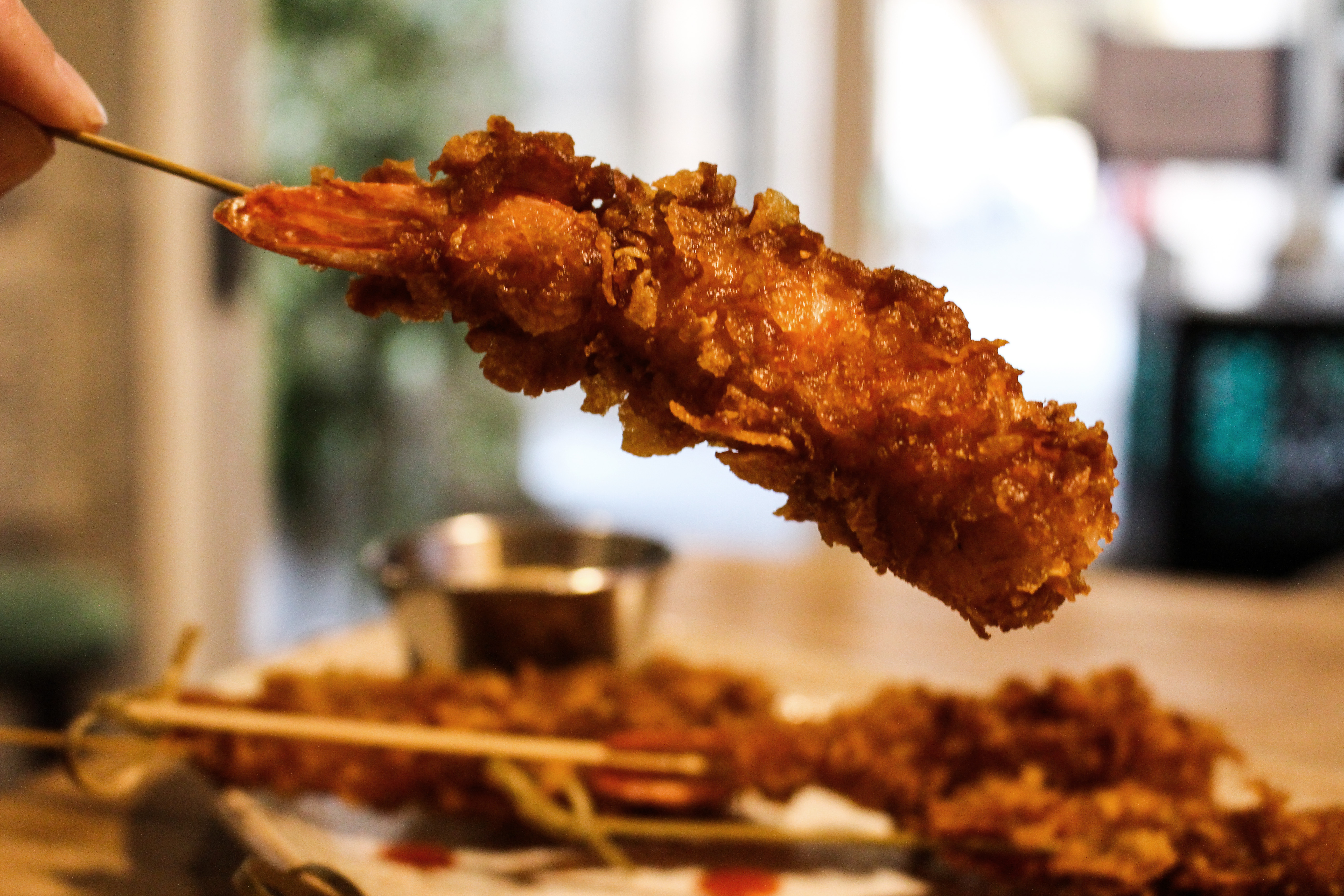 Langostinos de trasmallo en tempura con salsita Arrabal