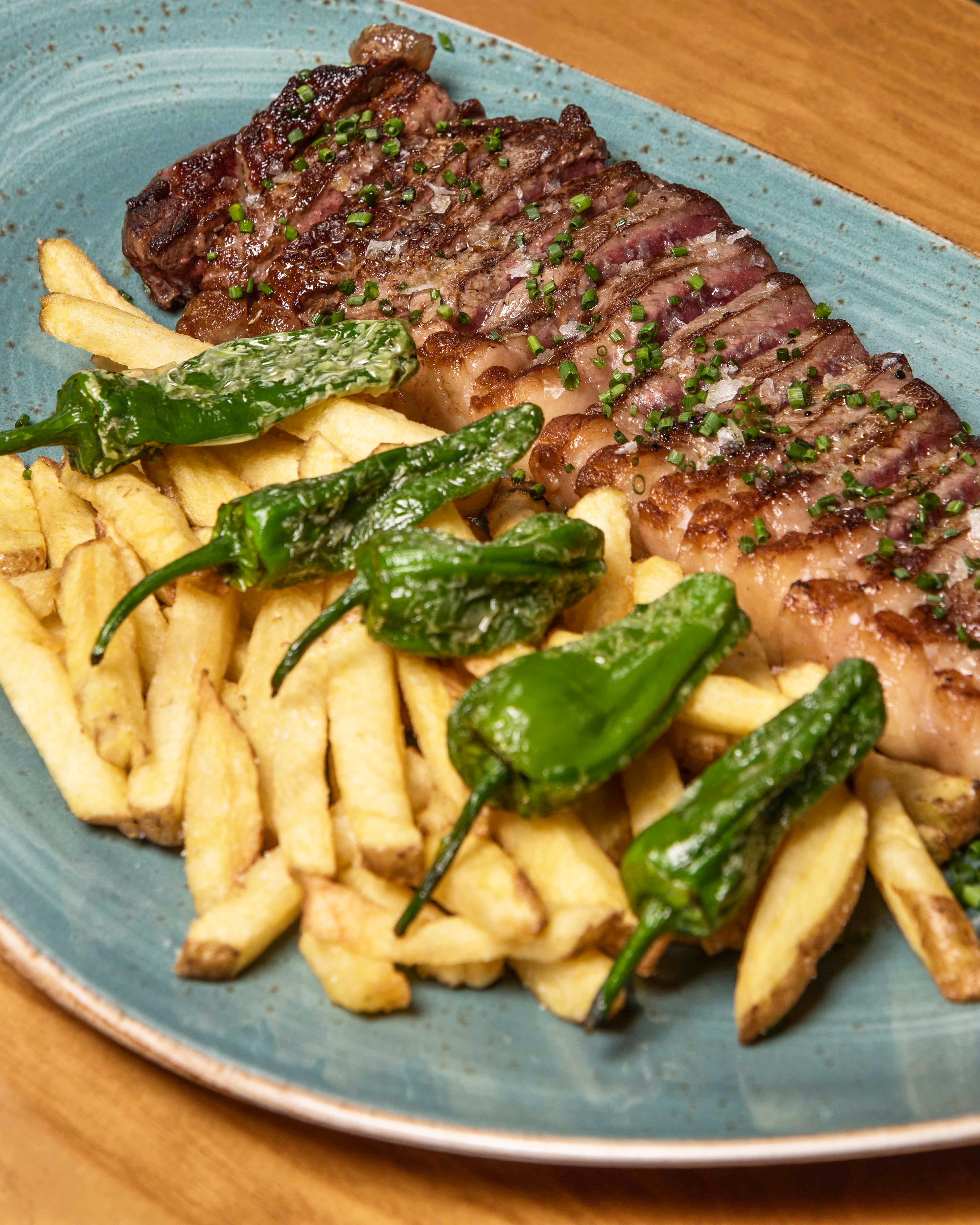 Lomo bajo de ternera angus de pasto fileteado con patatas fritas 