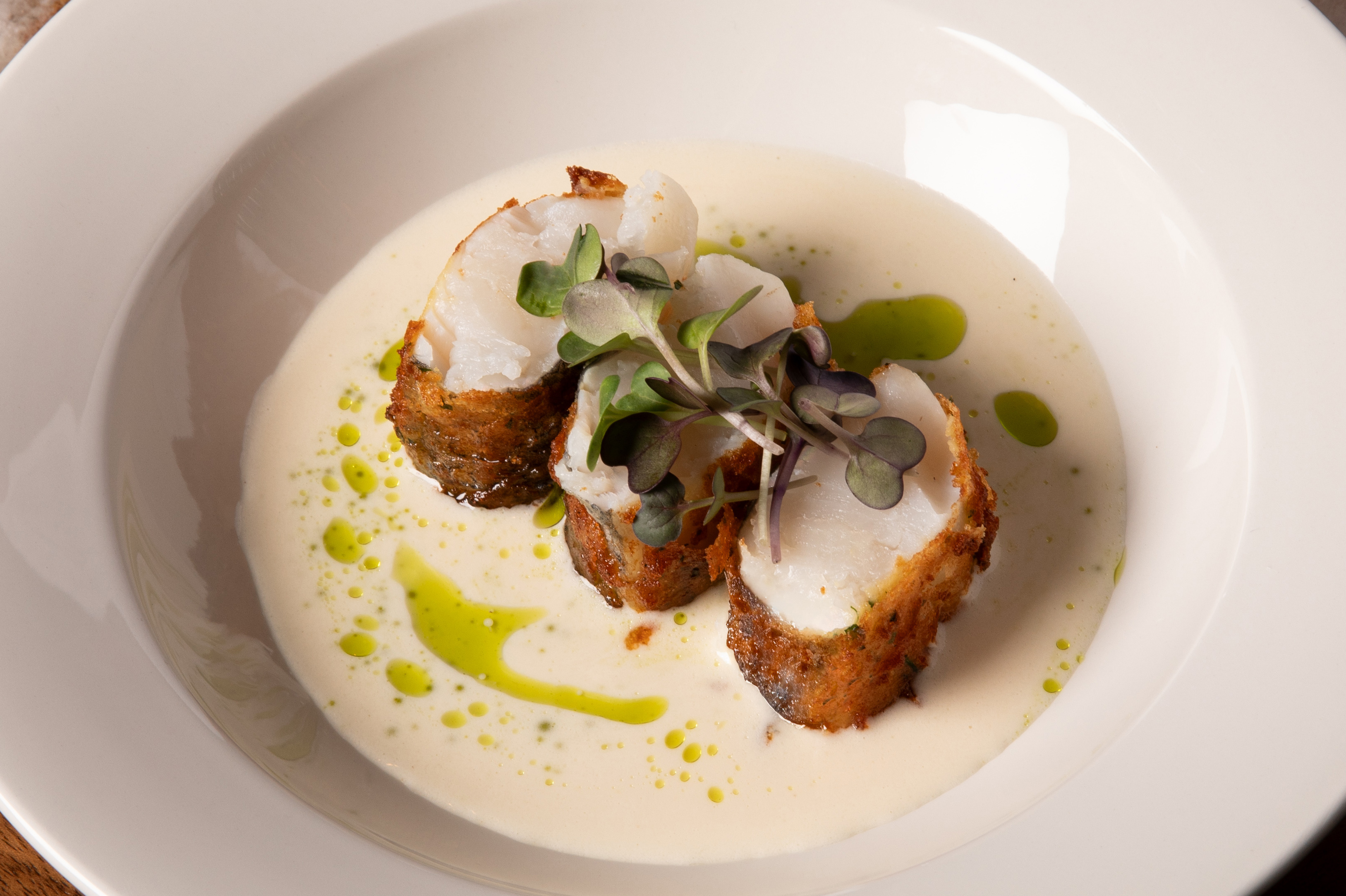 Merluza frita, beurre blanc de manzanilla y perejil