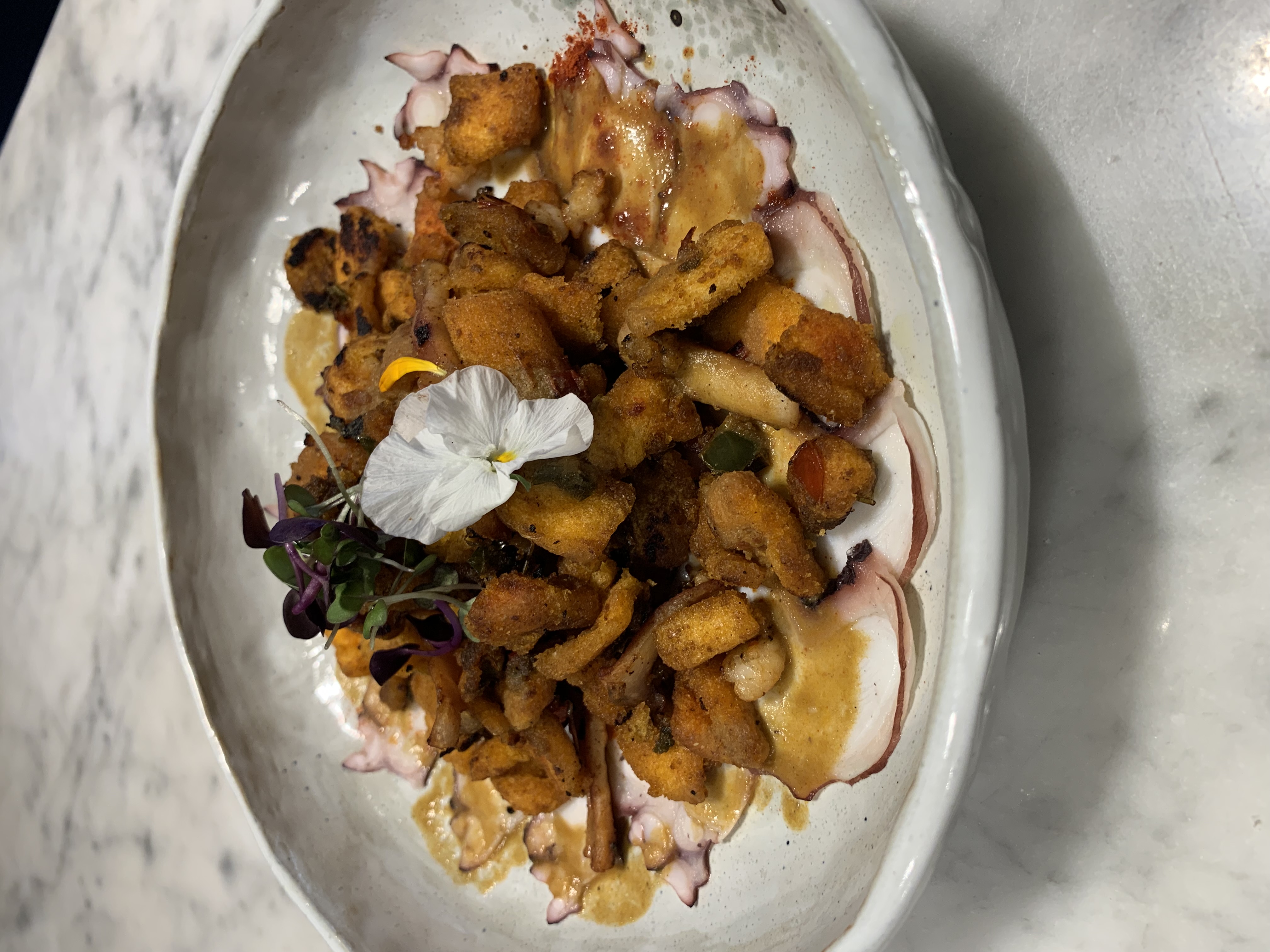 Migas marineras sobre carpaccio de pulpo