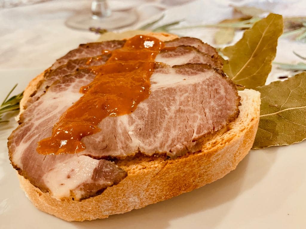갈가리 찢긴 쇠고기 샌드위치