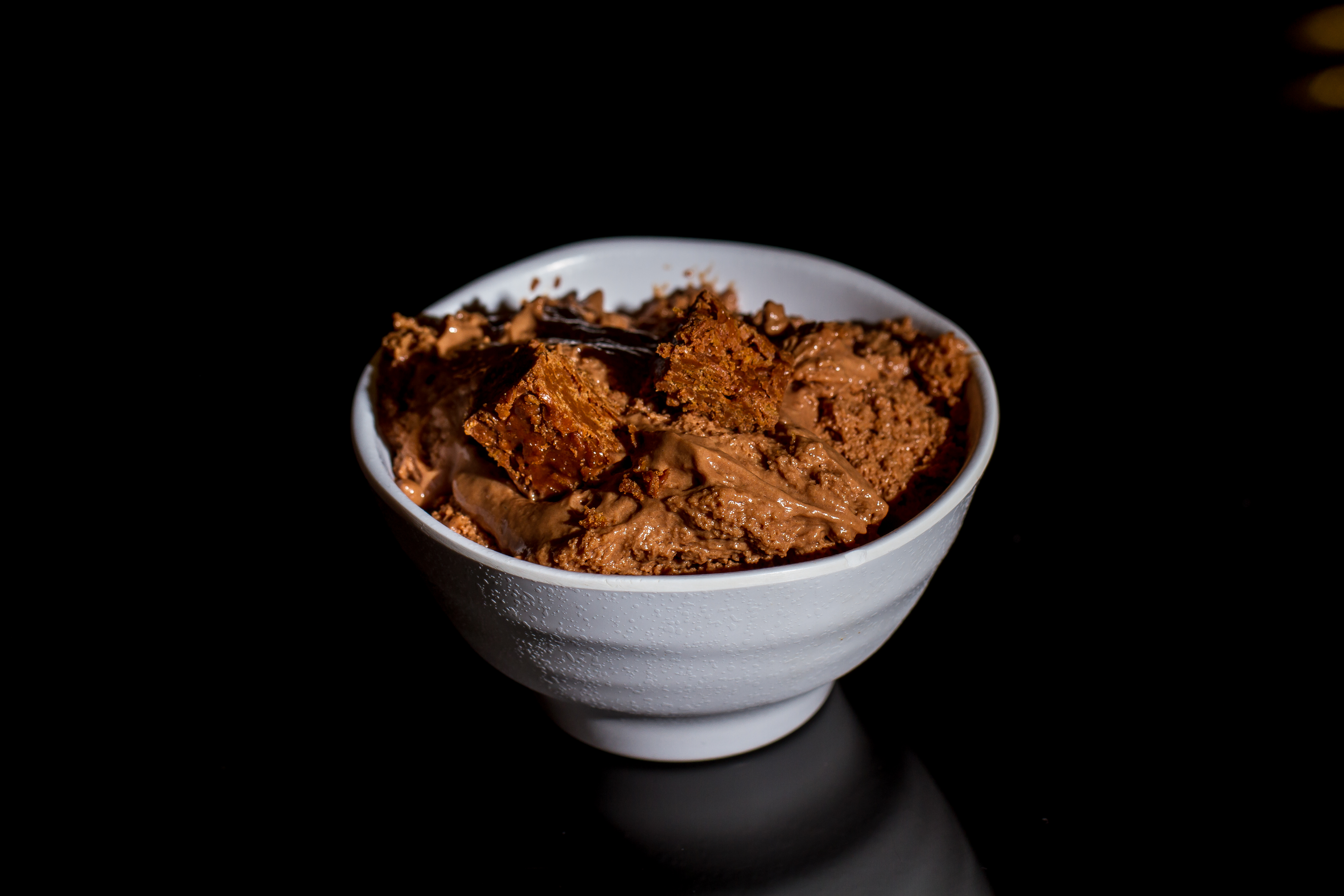 Chocolate mousse 70% with praline