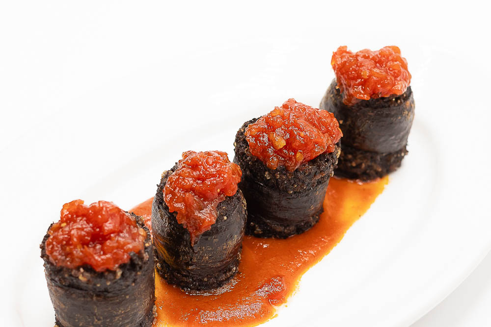 Budino nero di Burgos con salsa di pomodoro e marmellata