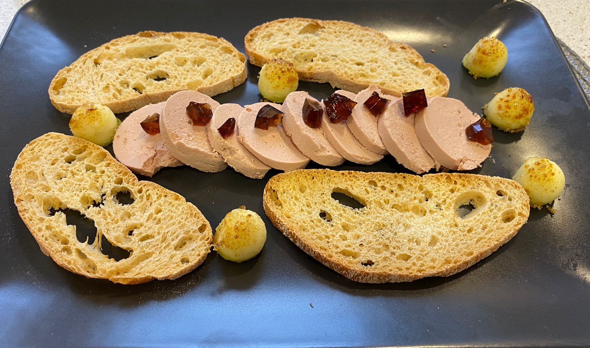 Foie Gras-Maus mit karamellisiertem Apfel und PX-Würfeln (60gr./100gr)