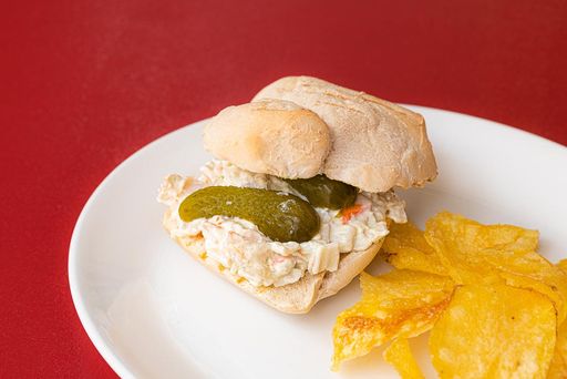 Sandwich aux fruits de mer avec aïoli et cornichons