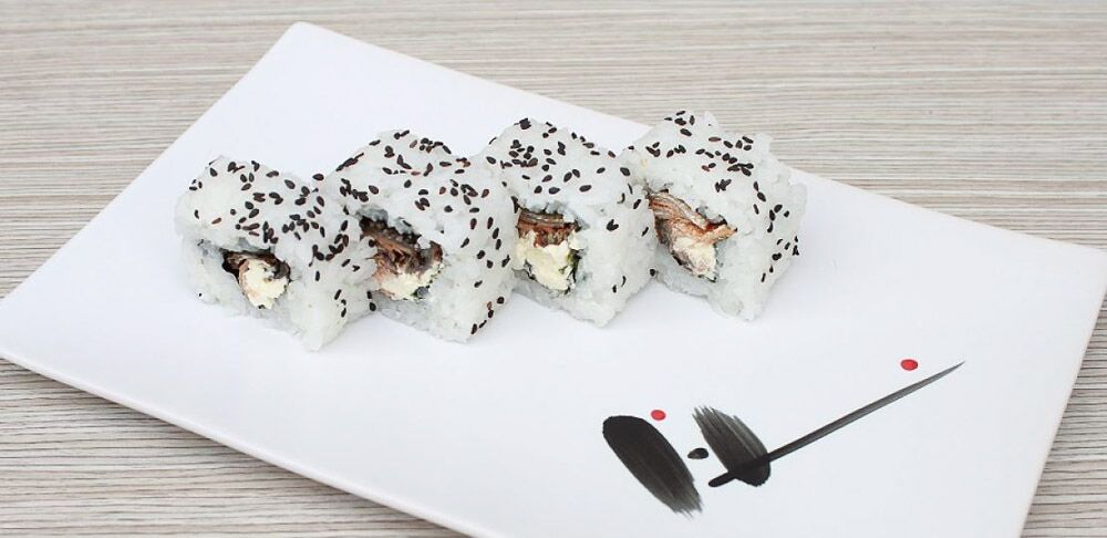 Rouleau de sushi à la peau de saumon