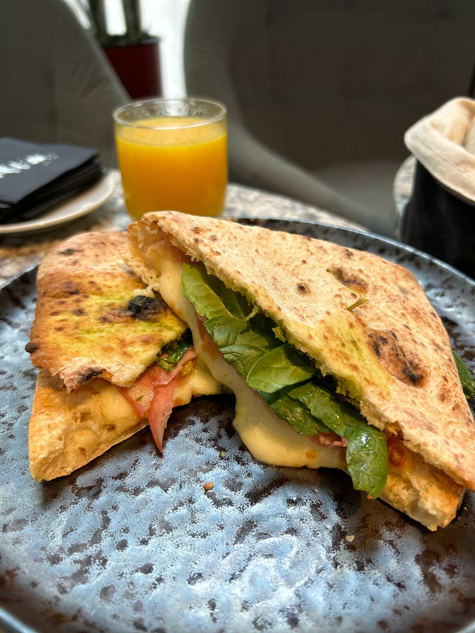Naanta farci à la mozarella, tomates séchées, mortadelle de pistache et pesto