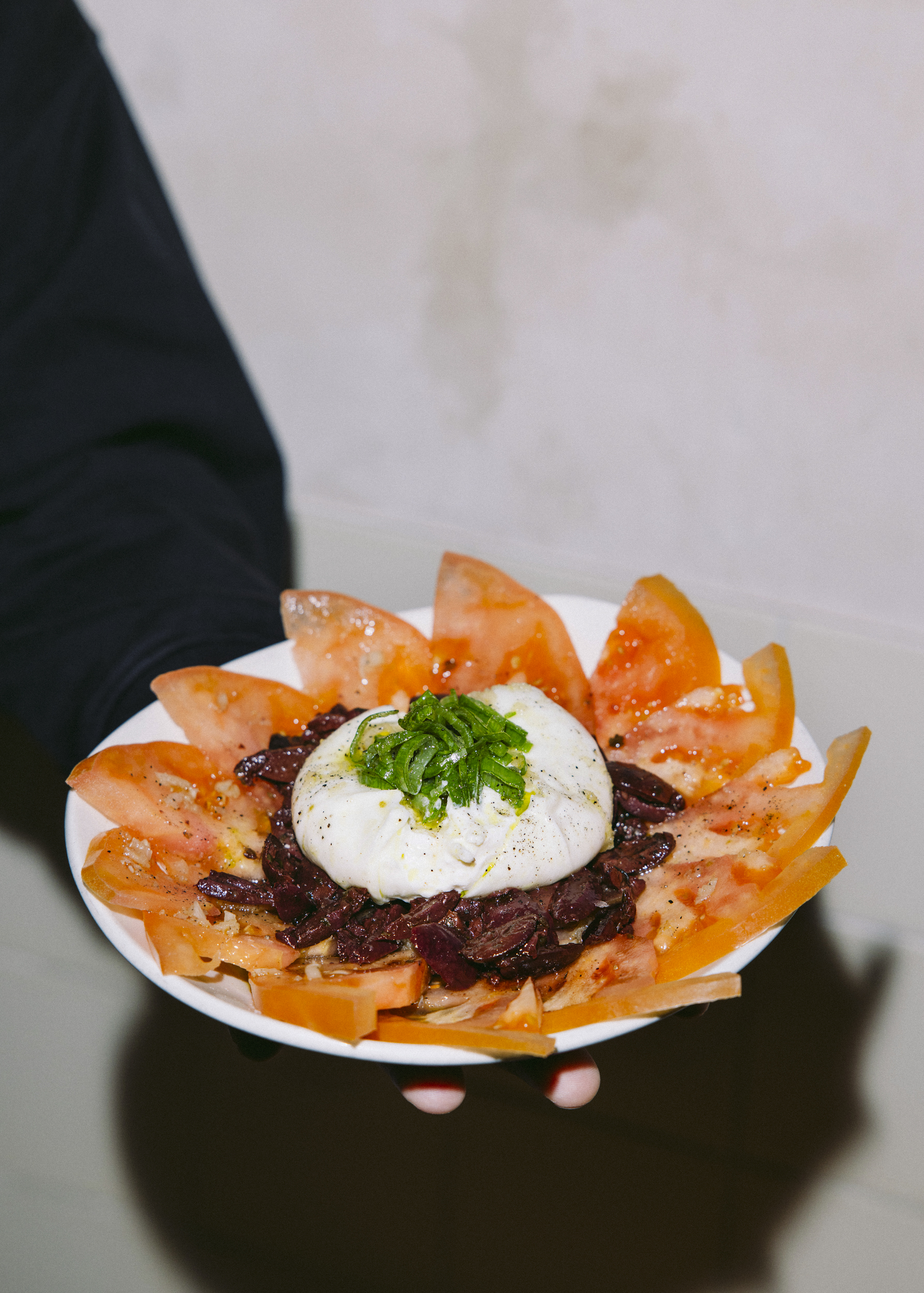 Ensalada de tomates, burrata, kalamata y vinagreta de chalota