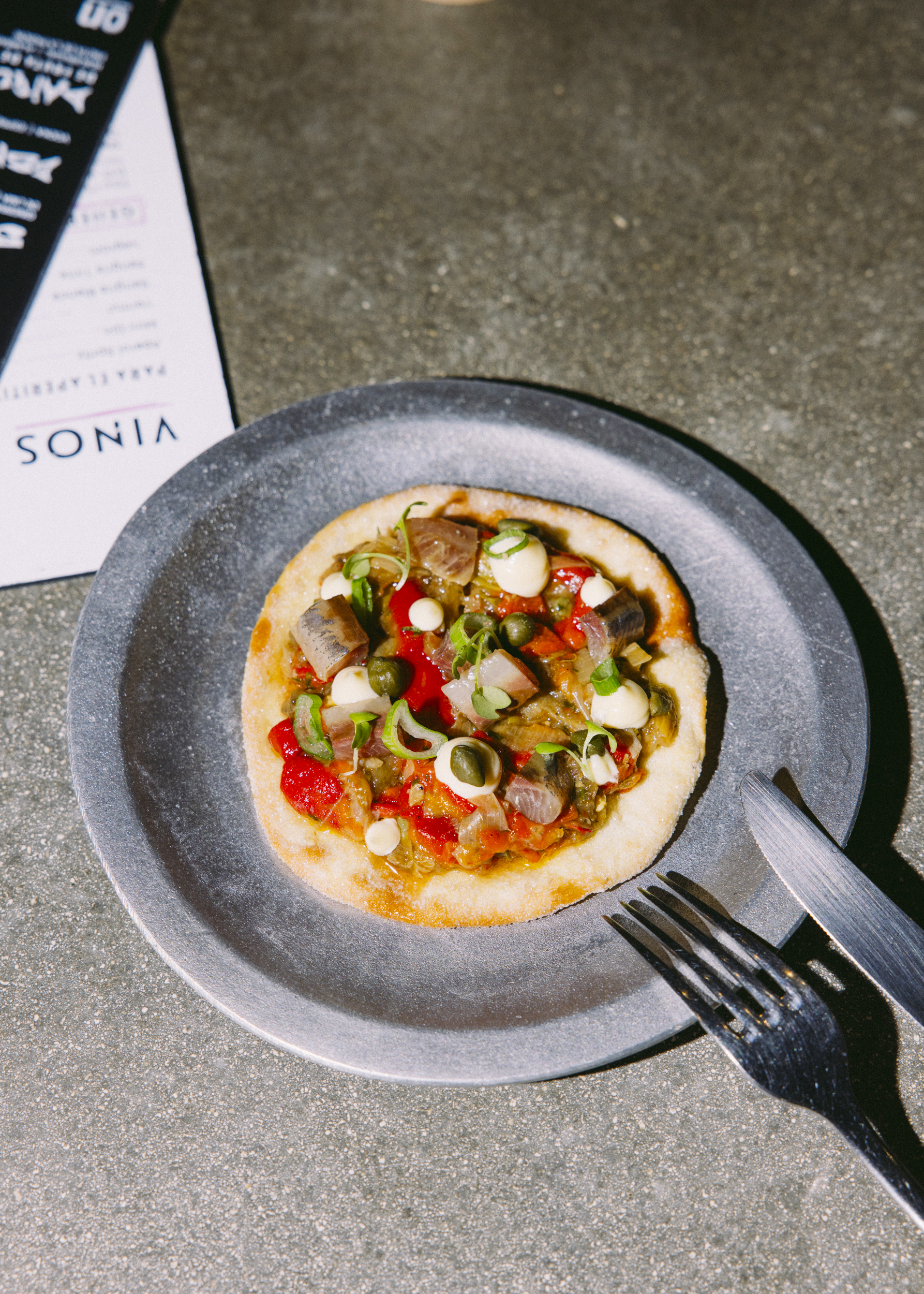 Tosta Inés Rosales con escalivada y sardina ahumada