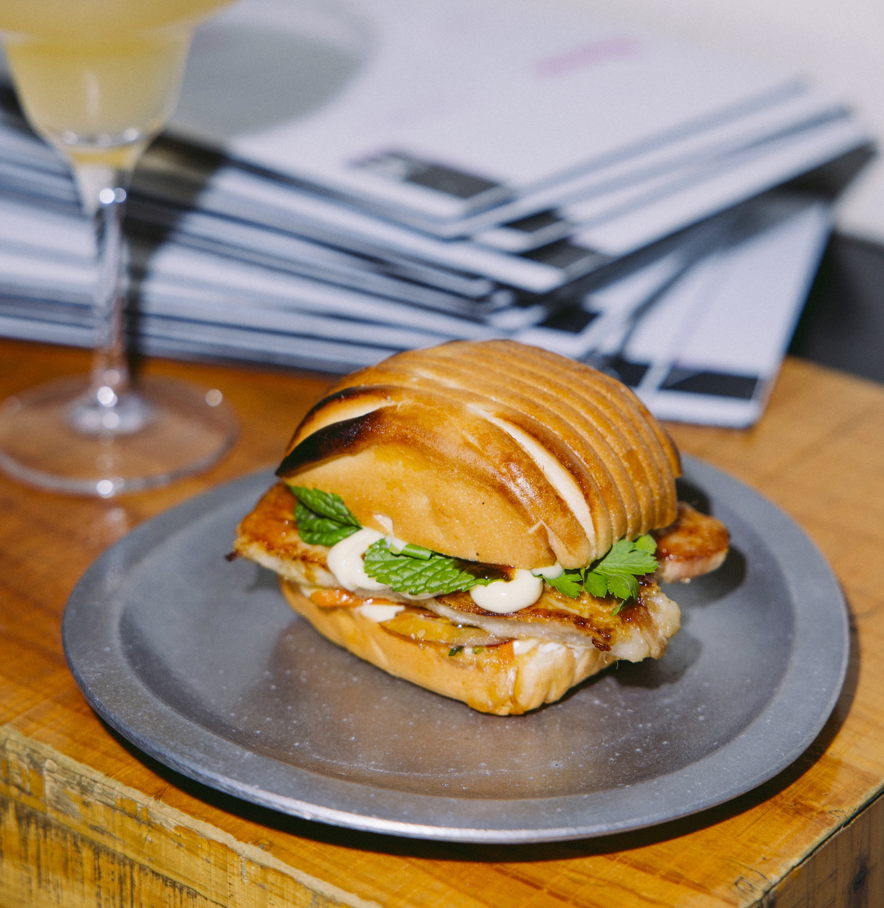 Chinese bread with grilled pork belly & fresh herbs (2 uds.)
