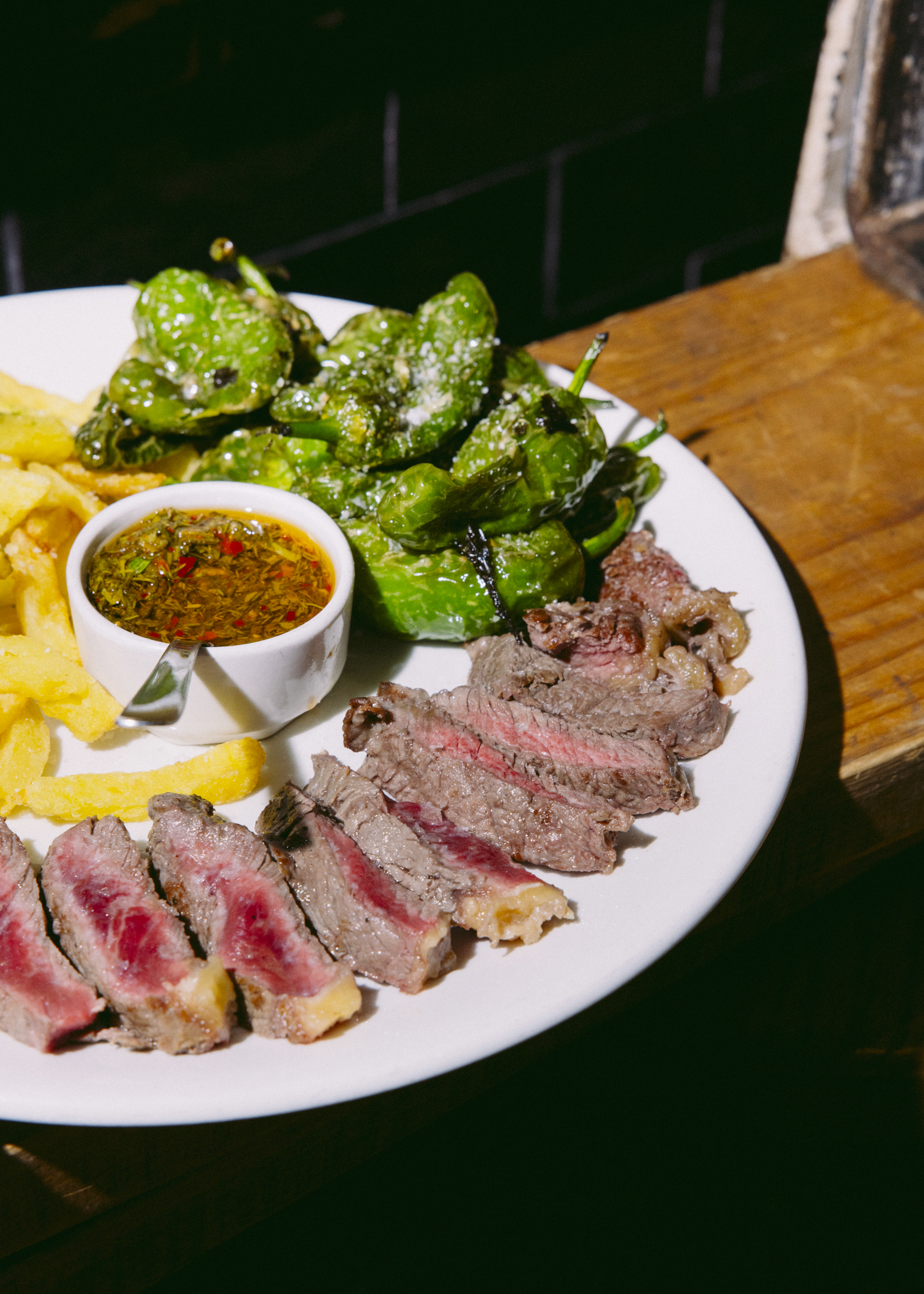 Cow steak (min. 300gr.) with potatoes & fried green peppers