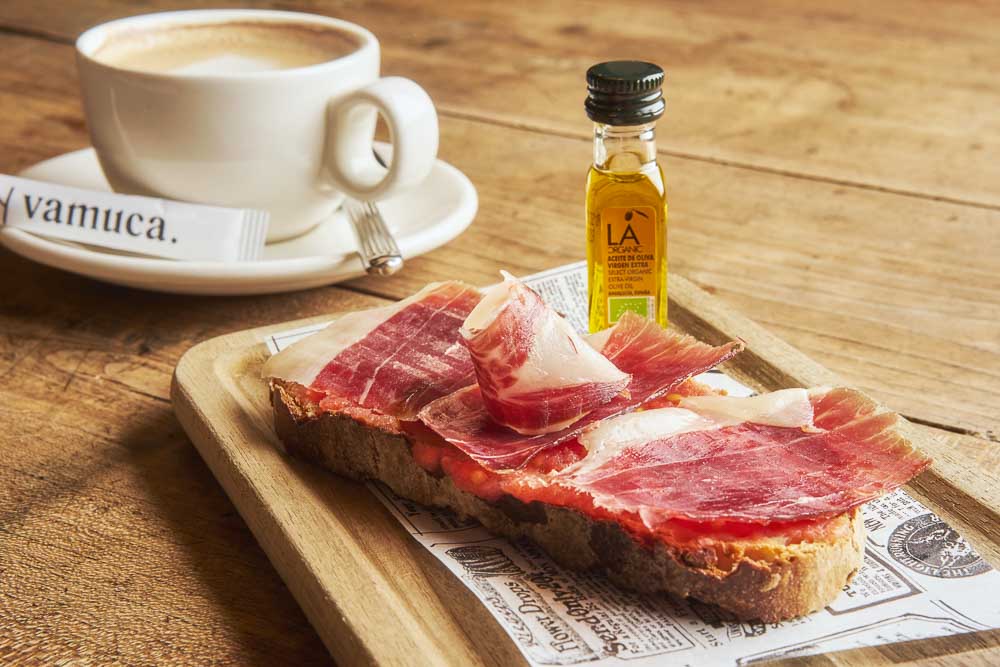 Pan con jamón y tomate