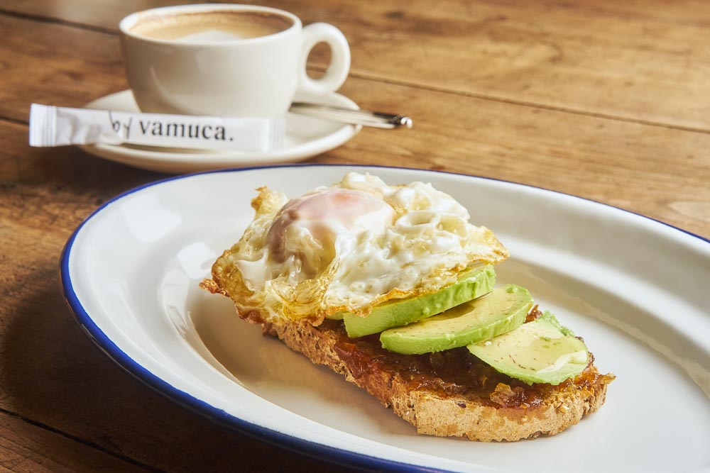 Pan, huevo, cebolla y aguacate