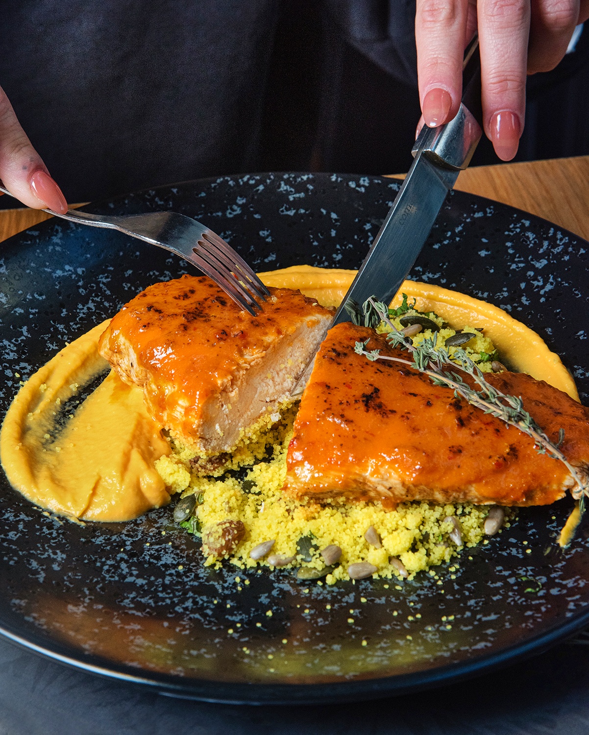 Pechuga de pollo campero marinada en mojo canario acompañada de cuscús y puré de calabaza