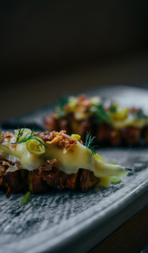 Pincho moruno a la brasa de callos y pulpo con parmentier Robuchón