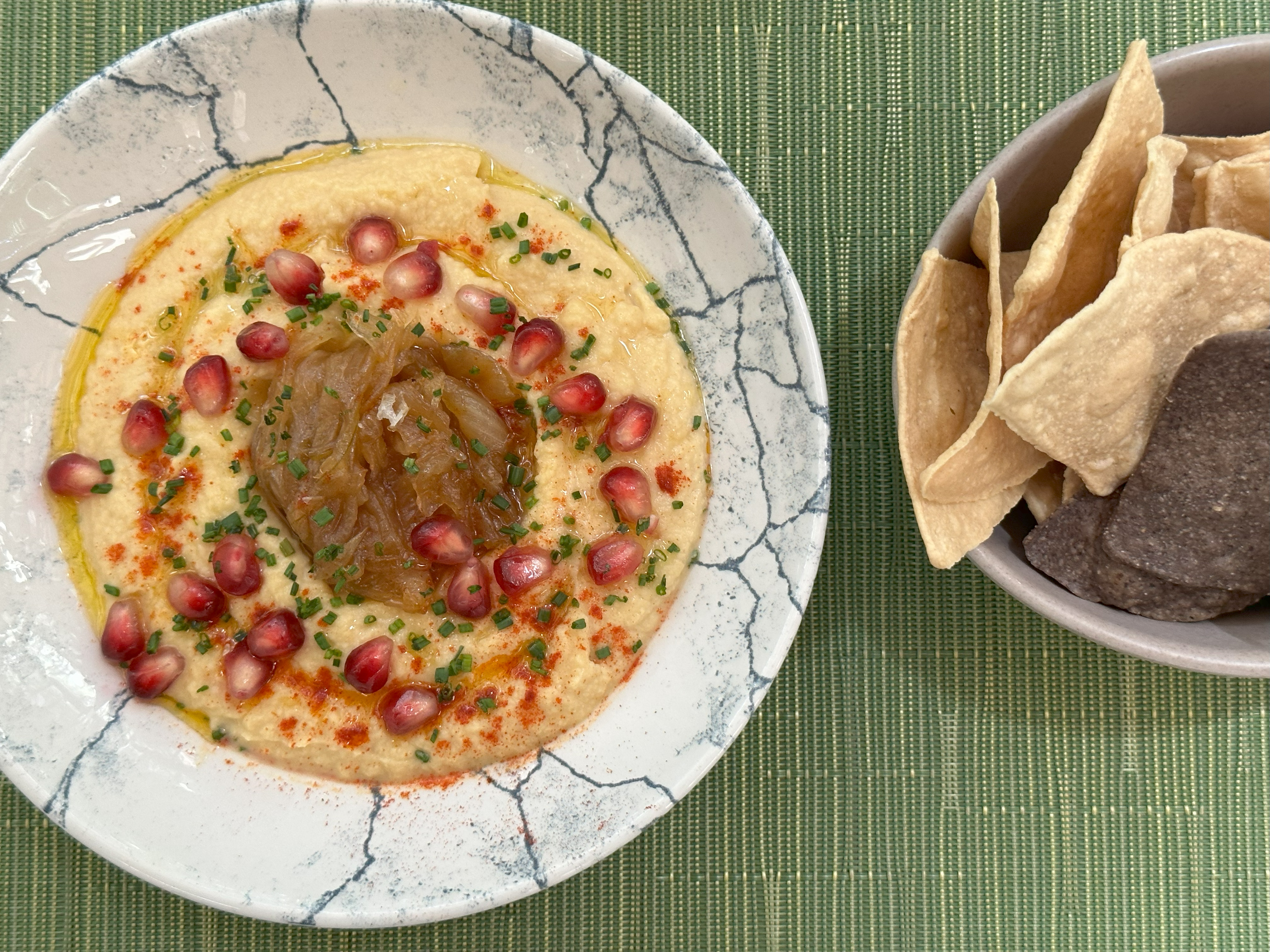 Hummus mit karamellisierten Zwiebeln, Granatapfel und Fladenbrot