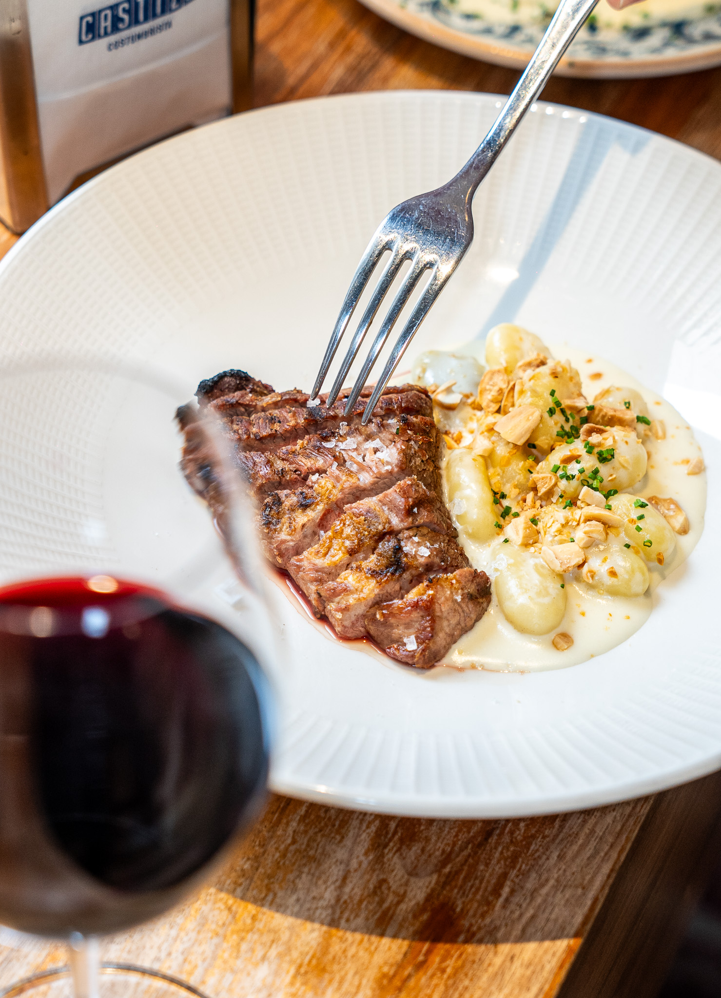 Presa ibérica asada con gnochis a la crema de queso payoyo