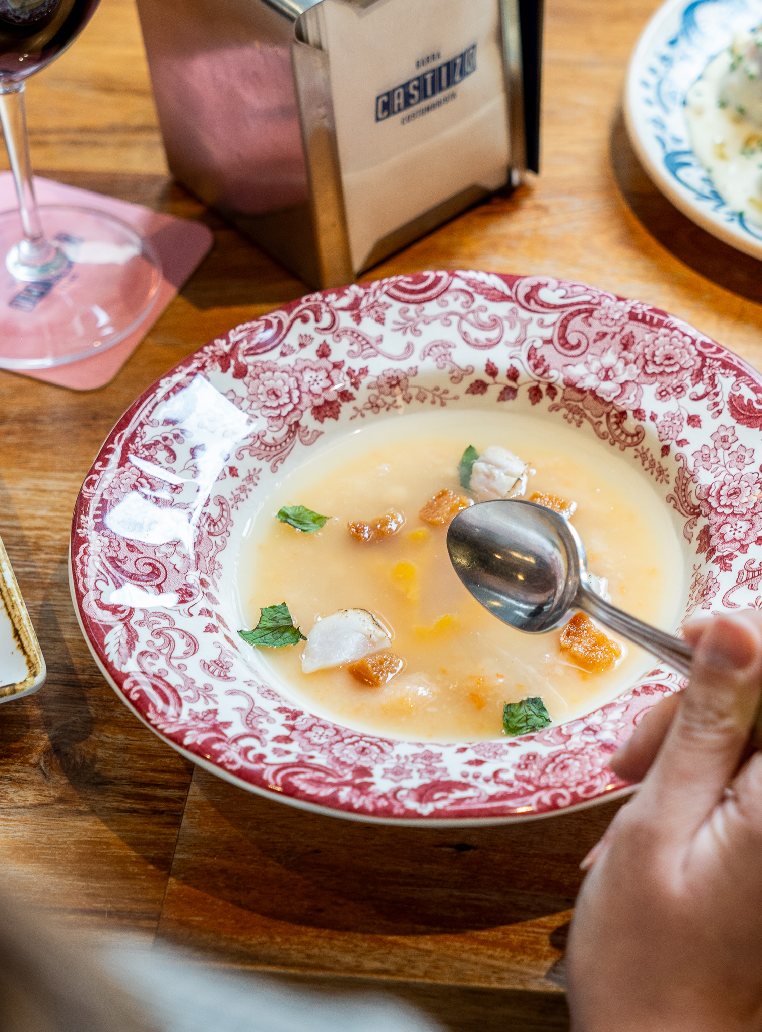 Puchero con puré de sus avíos, bacalao, yema y pan frito