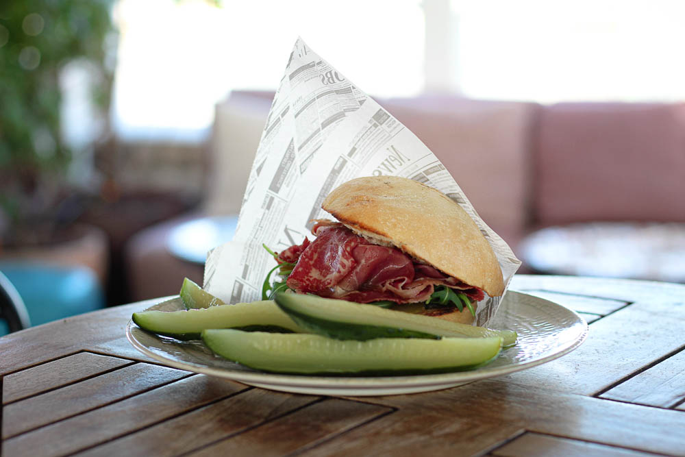 Entrepanes de Pastrami (Mostaza Dijon, rúcula y salsa especial)