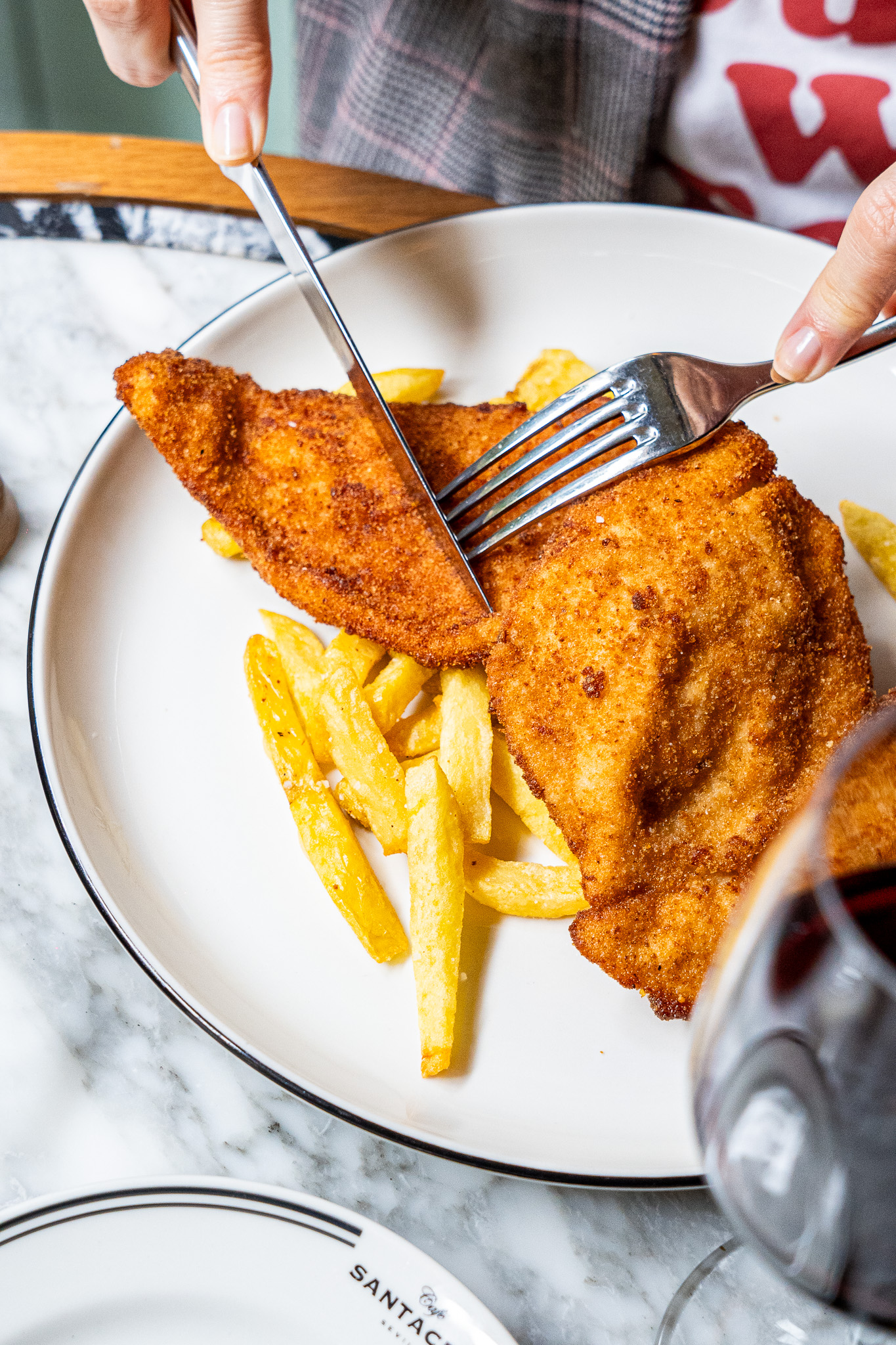 Peito de frango empanado com batatas fritas