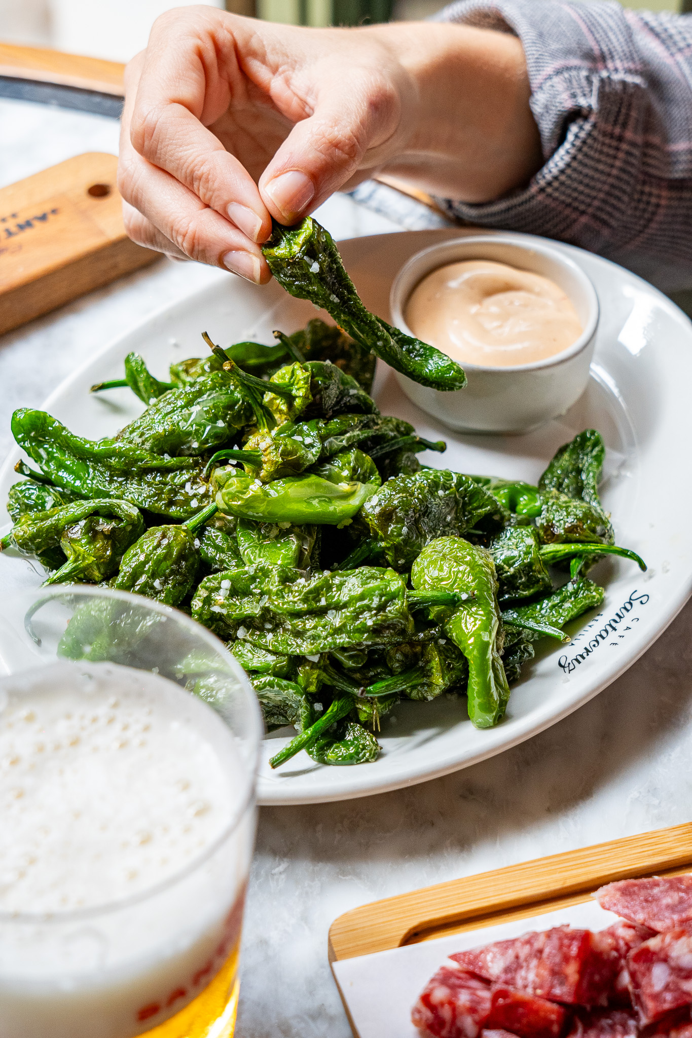 Poivrons Padrón avec mayonnaise épicée