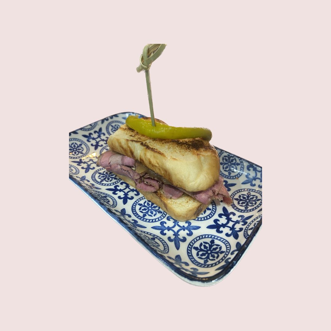 Brioche de pastrami cebolla dulce y mostaza