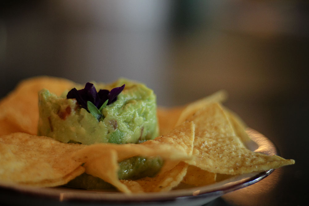 Platillo de guacamole casero con totopos