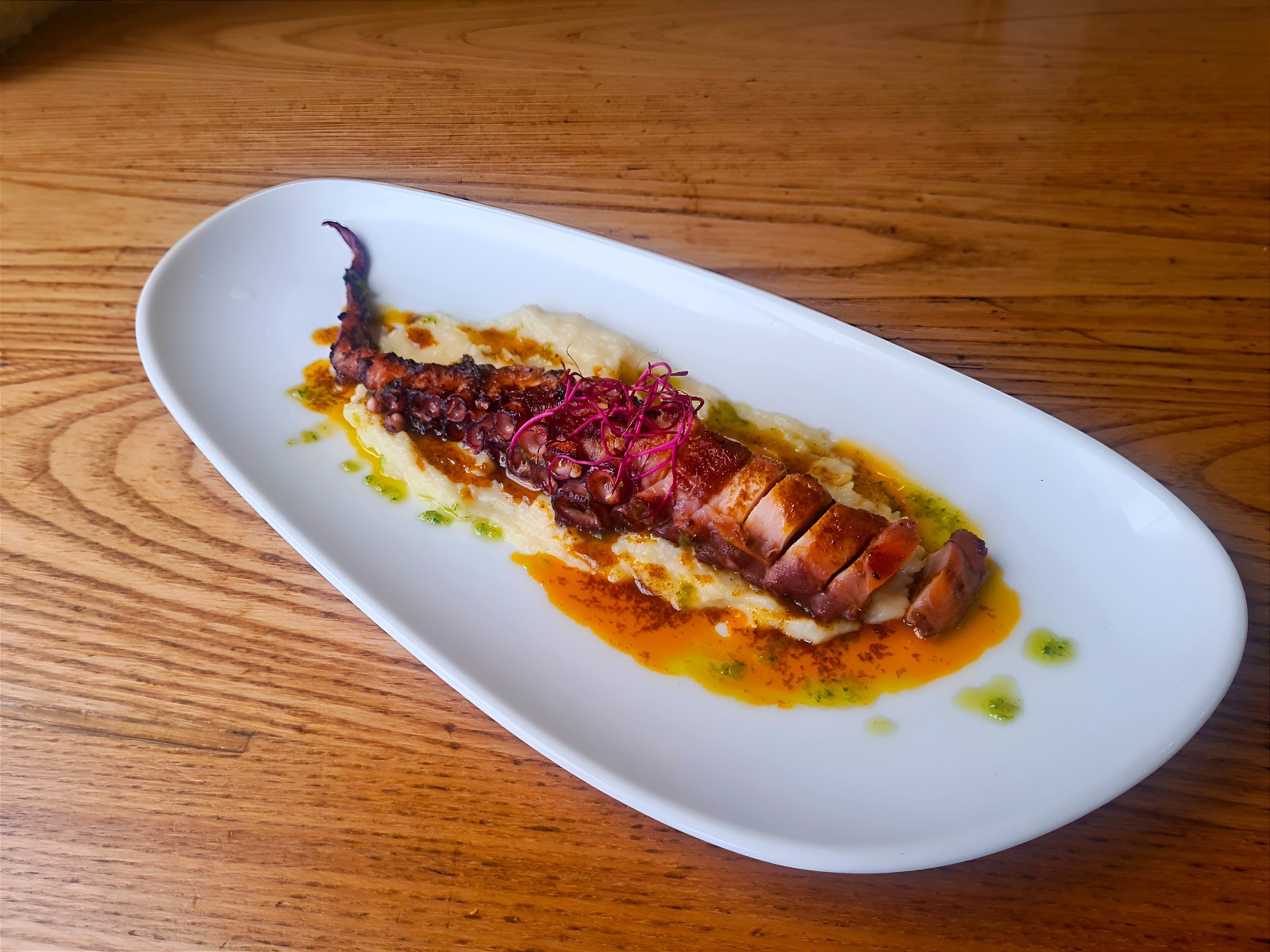 Pulpo braseado sobre puré de patatas asadas.
