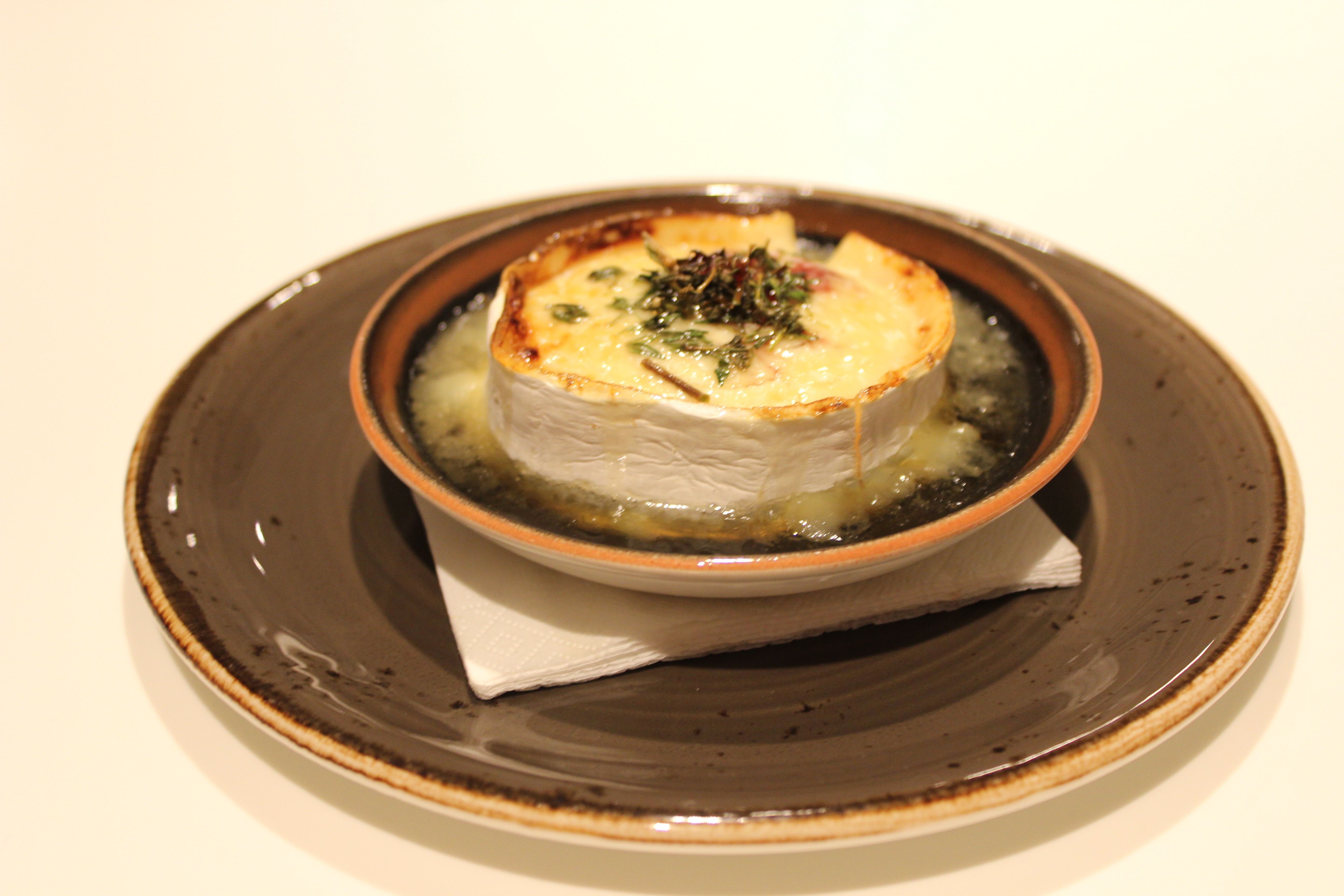 Gratin goat cheese with herbs and loquat honey