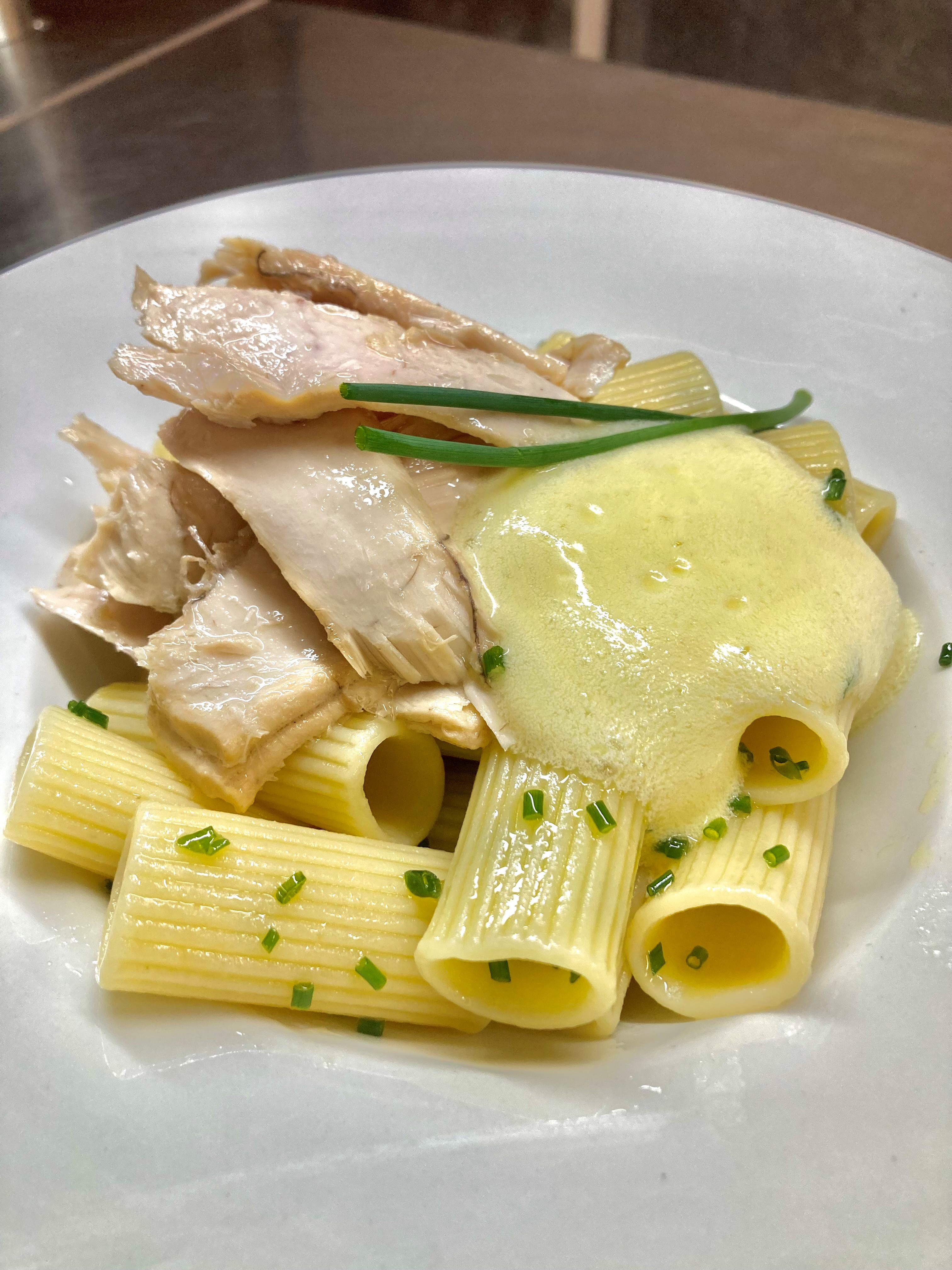 Rigatoni al huevo, bonito confitado y espuma de gambas al ajillo