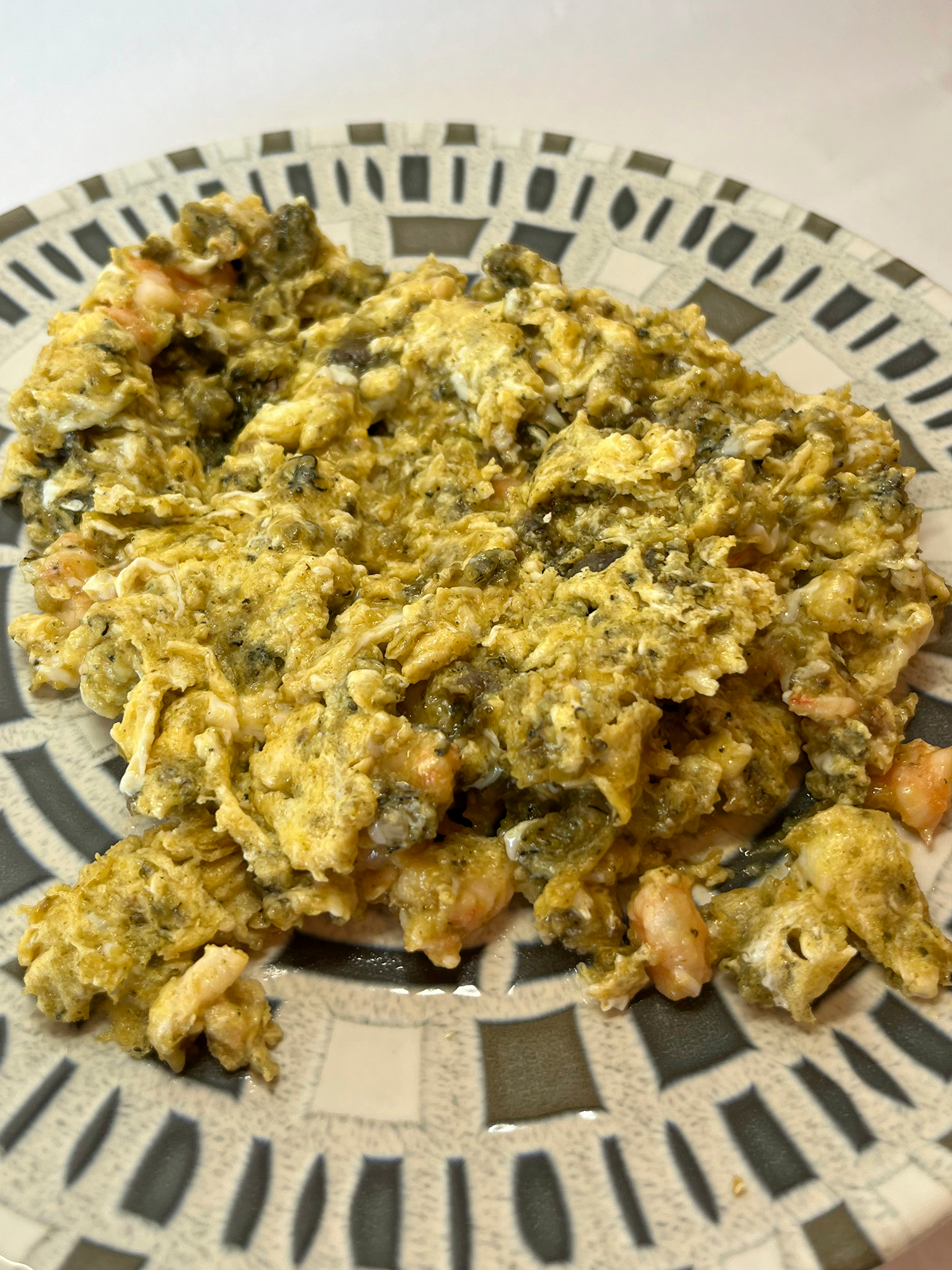 SCRAMBLED EGGS WITH NETTLES AND PRAWNS