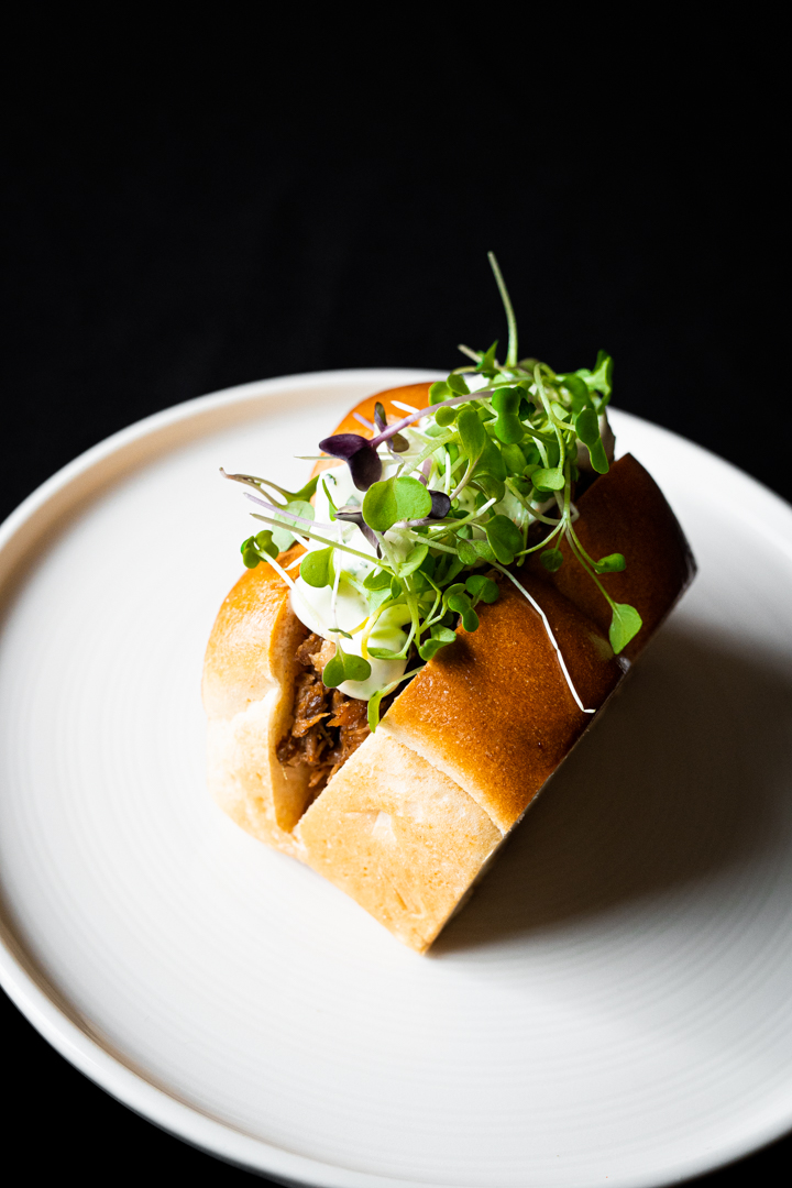 Sándwich de carrillera ibérica guisada y pomada de hierbabuena